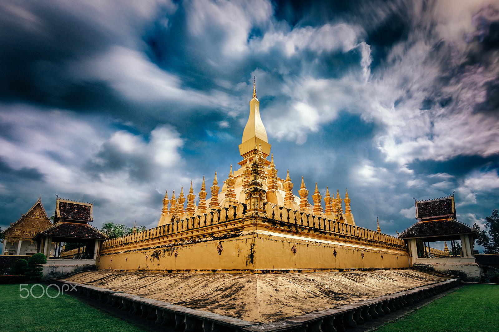 Sony Alpha NEX-6 sample photo. Pha that luang stupa photography