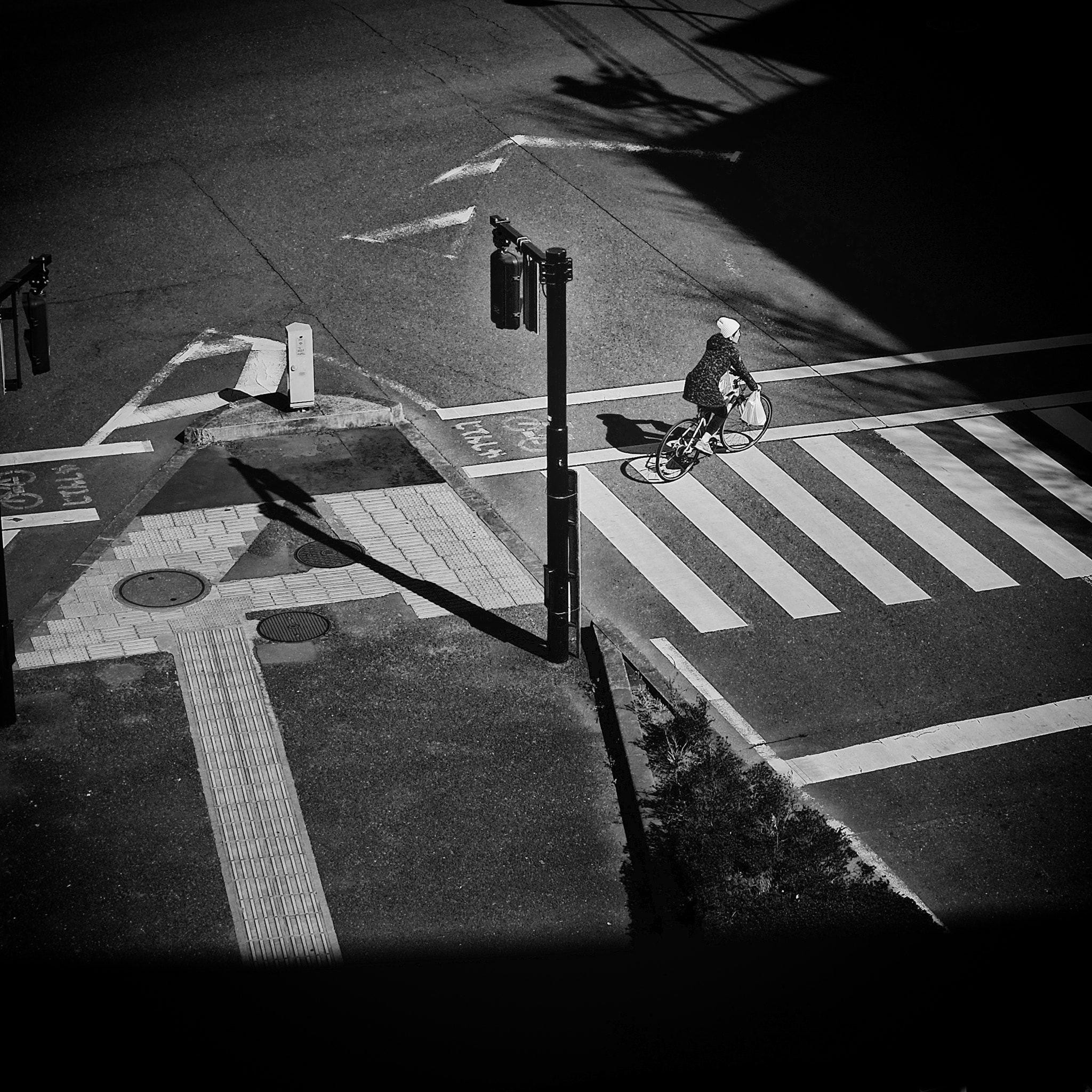 Fujifilm X-E2 + Fujifilm XF 35mm F2 R WR sample photo. Crossing photography