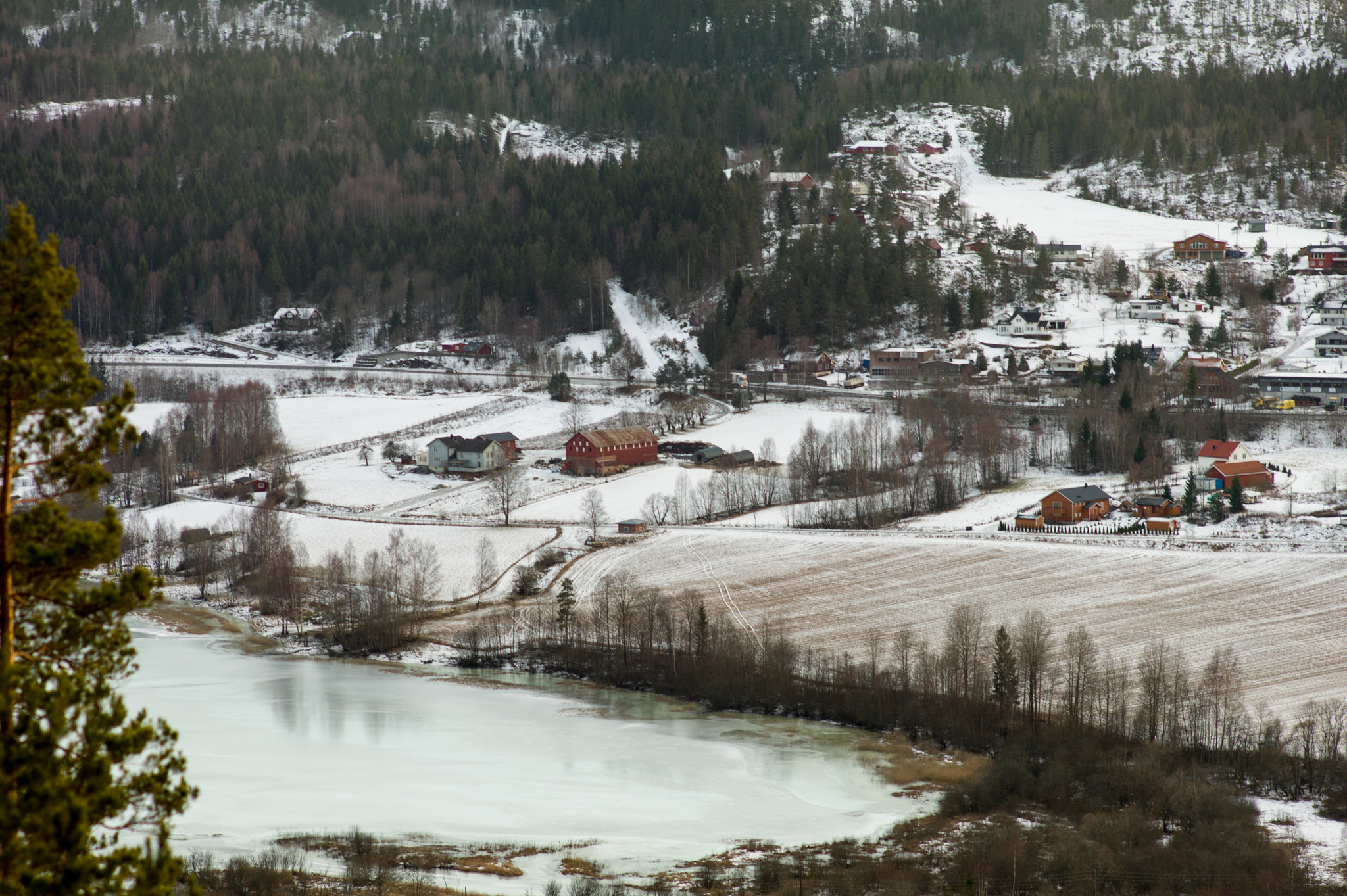 Leica M9 + Elmarit-M 135mm f/2.8 (I/II) sample photo. Vinter ladscape photography