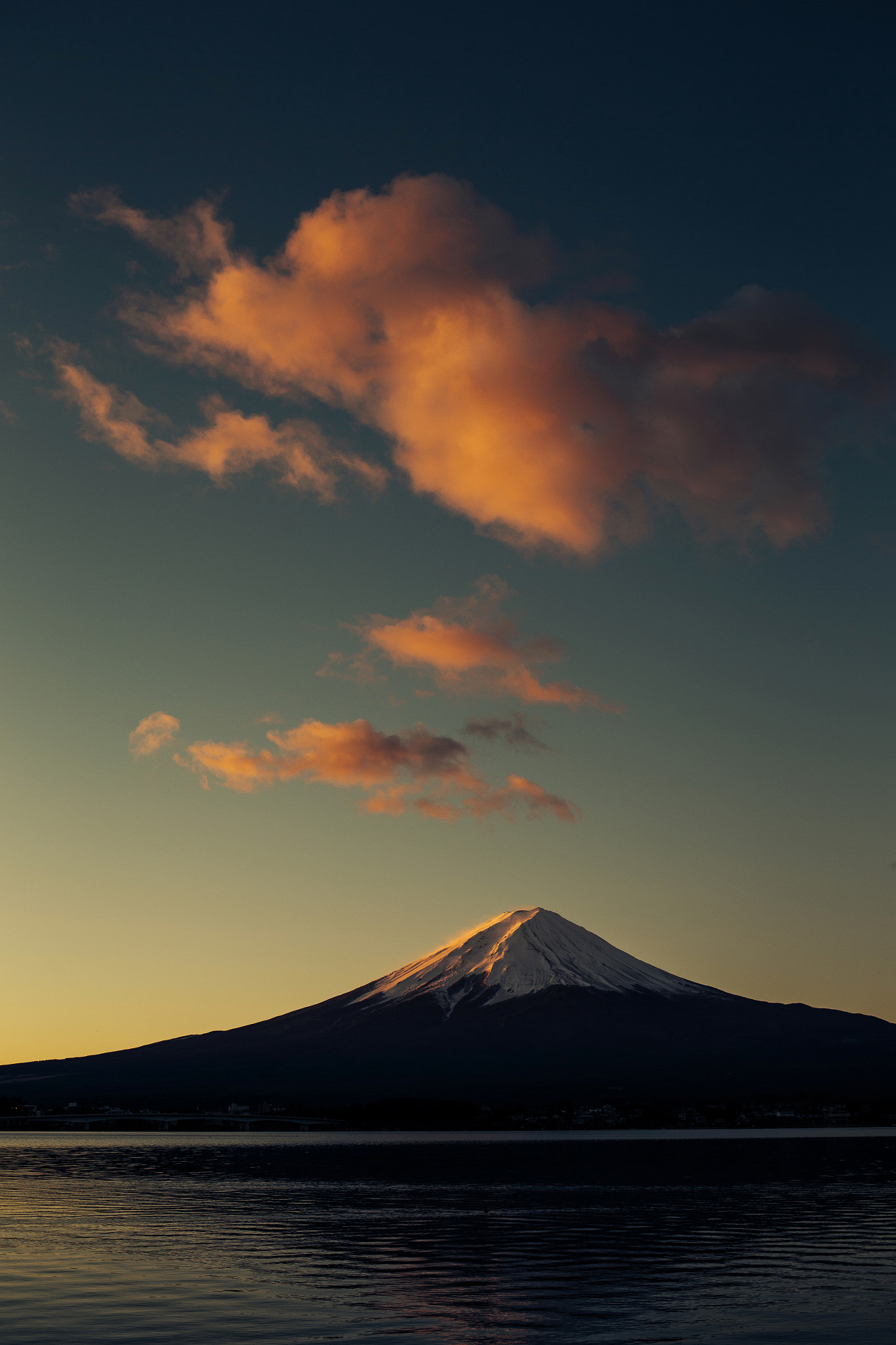 Canon EF 35mm F2 IS USM sample photo. 早 安 富 士 photography
