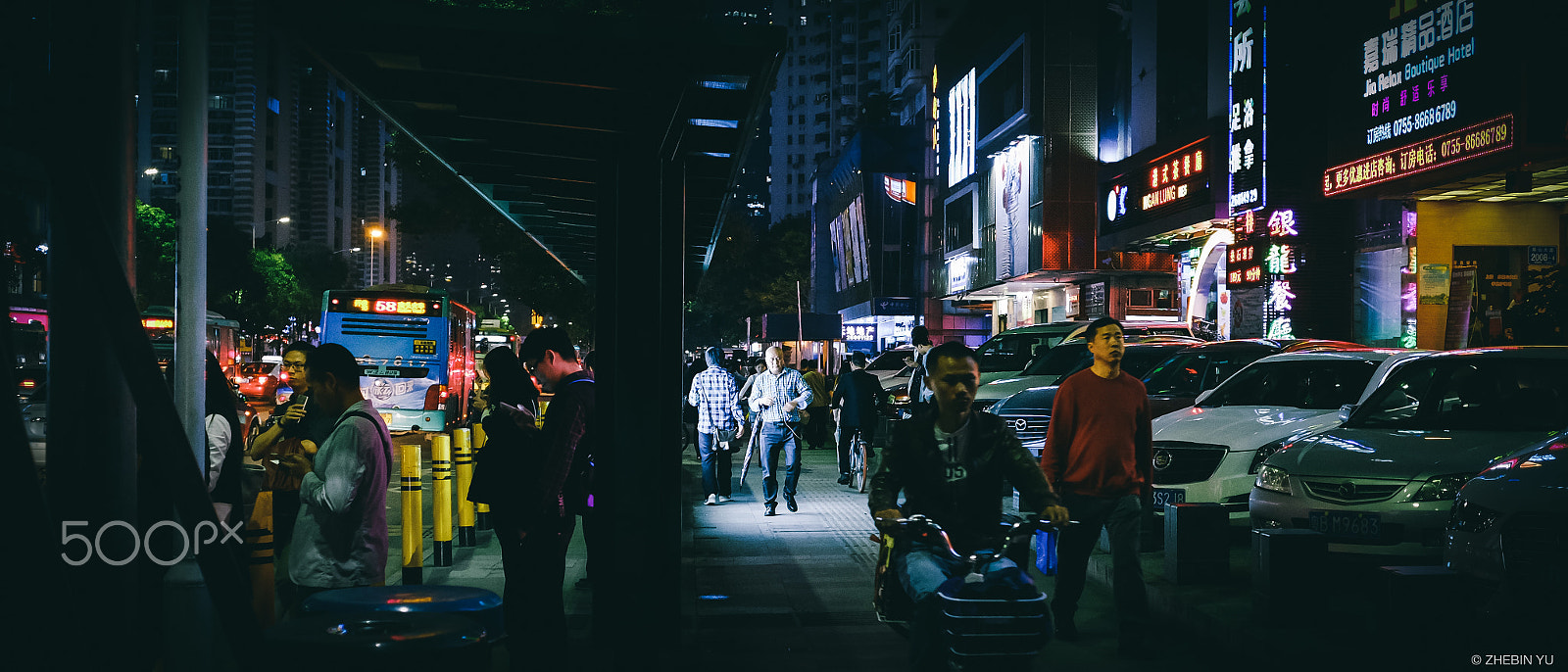 Fujifilm X-E2S sample photo. Busy bus station photography