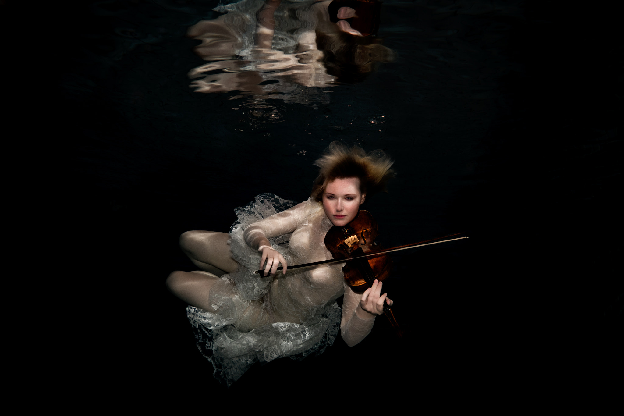 Fujifilm XC 16-50mm F3.5-5.6 OIS sample photo. The violin photography