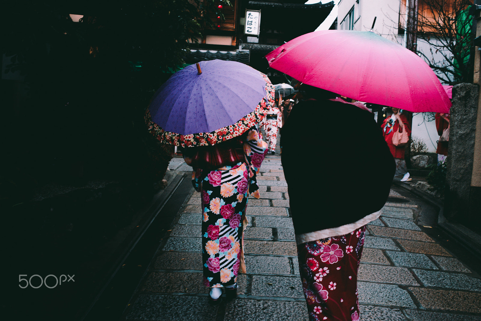 Nikon AF Nikkor 35mm F2D sample photo. Kimono in the street photography