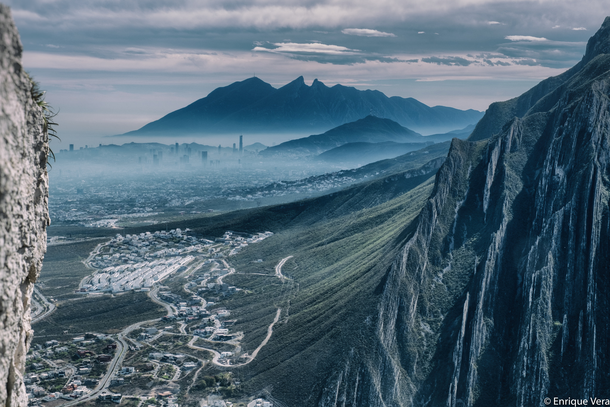 Fujifilm X-Pro2 + Fujifilm XF 16-55mm F2.8 R LM WR sample photo. Huastequismo : desde la ventana, cerro de la silla, monterrey photography
