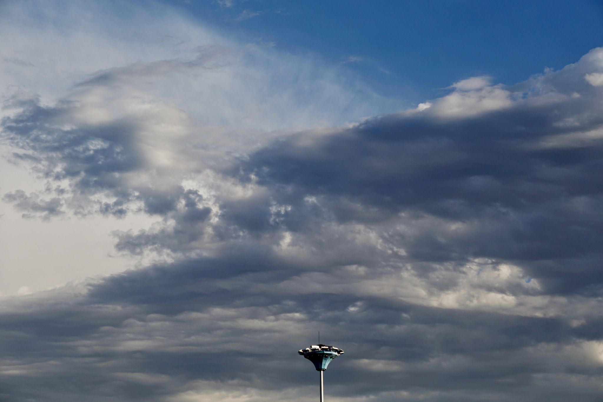 Sony FE 24-240mm F3.5-6.3 OSS sample photo. Heavy clouds over streetlight photography