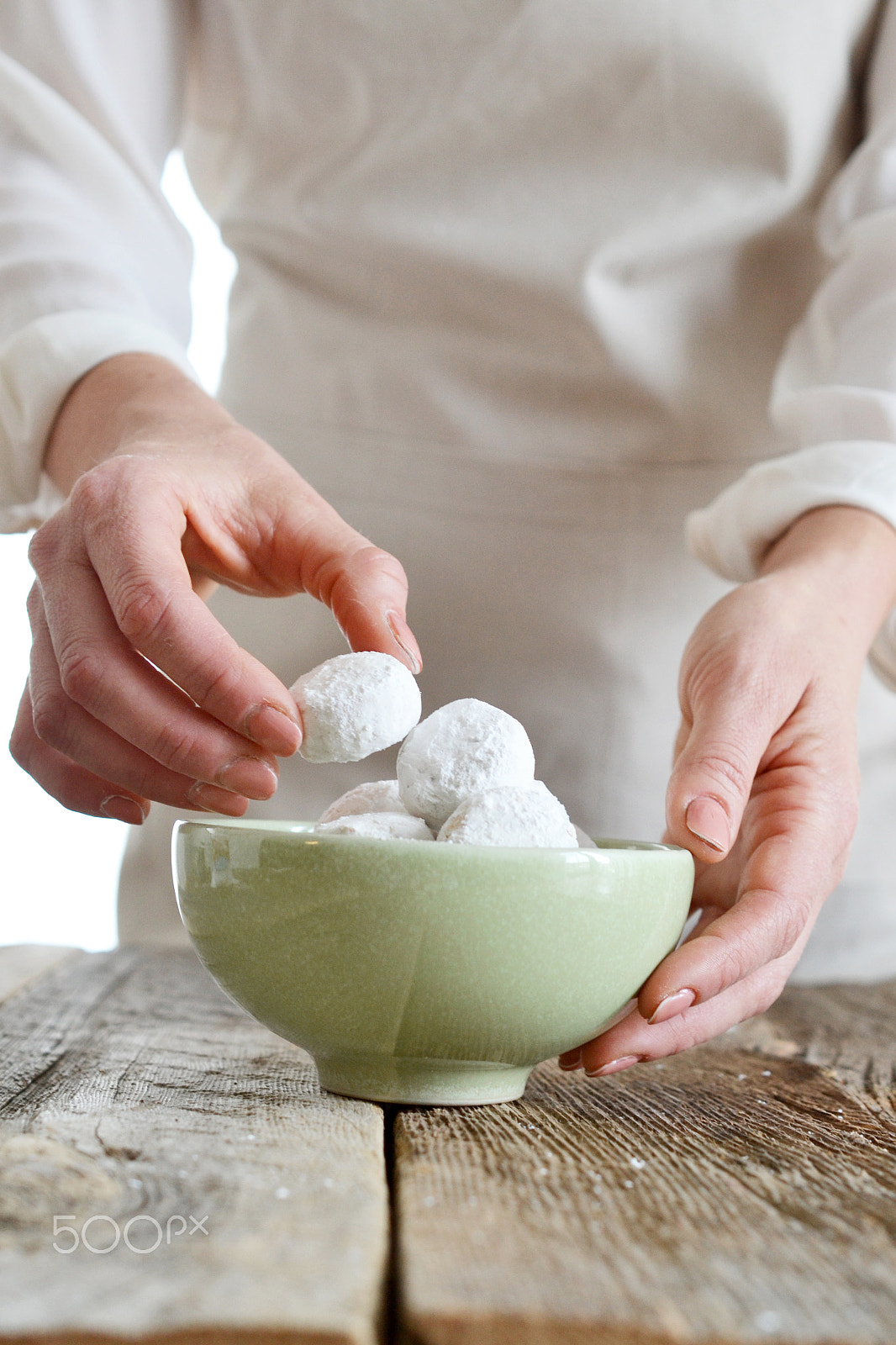 Nikon AF-S DX Micro Nikkor 40mm F2.8 sample photo. Woman's hands placing cookies in green bowl photography