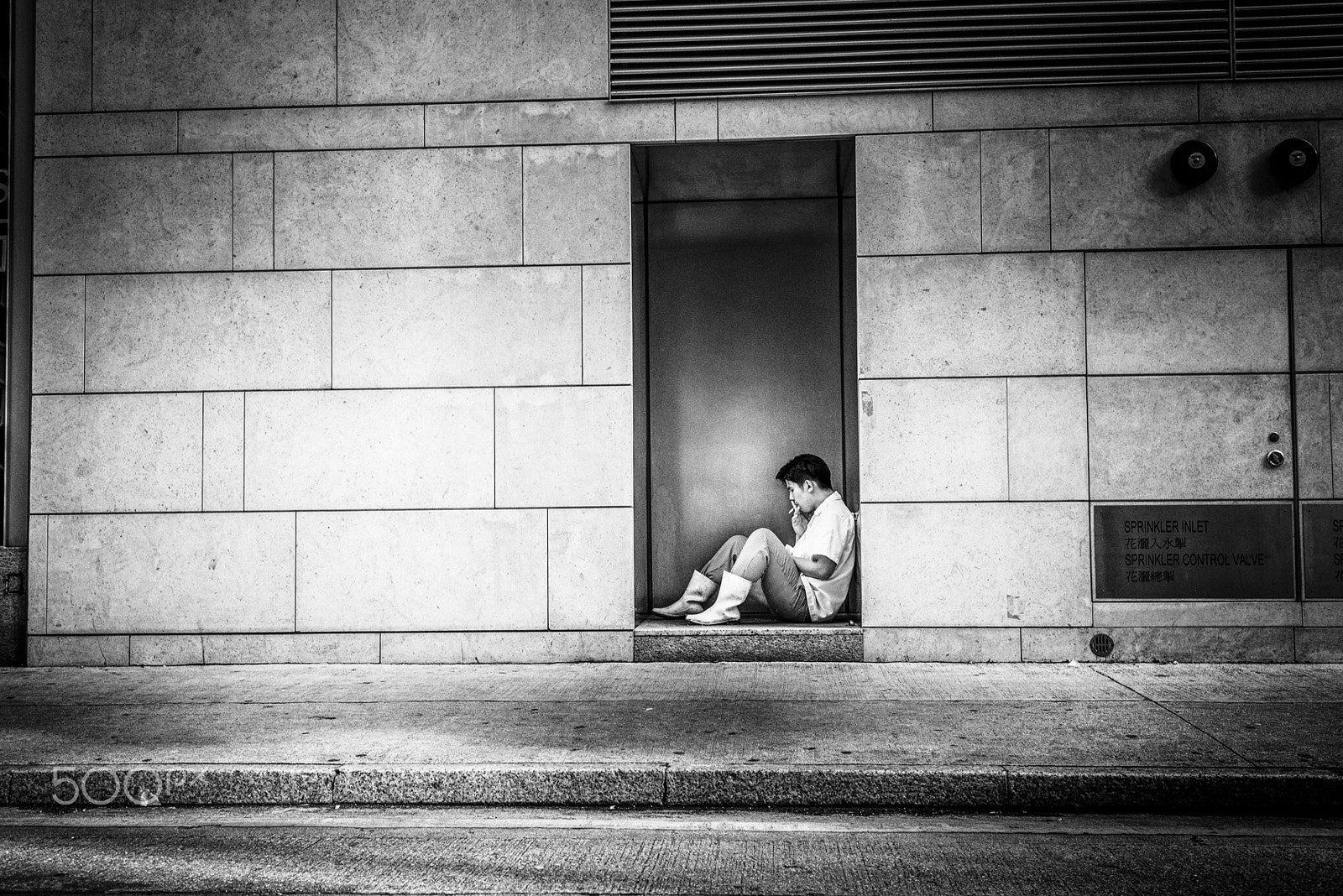 Nikon AF Nikkor 35mm F2D sample photo. Hidden photography