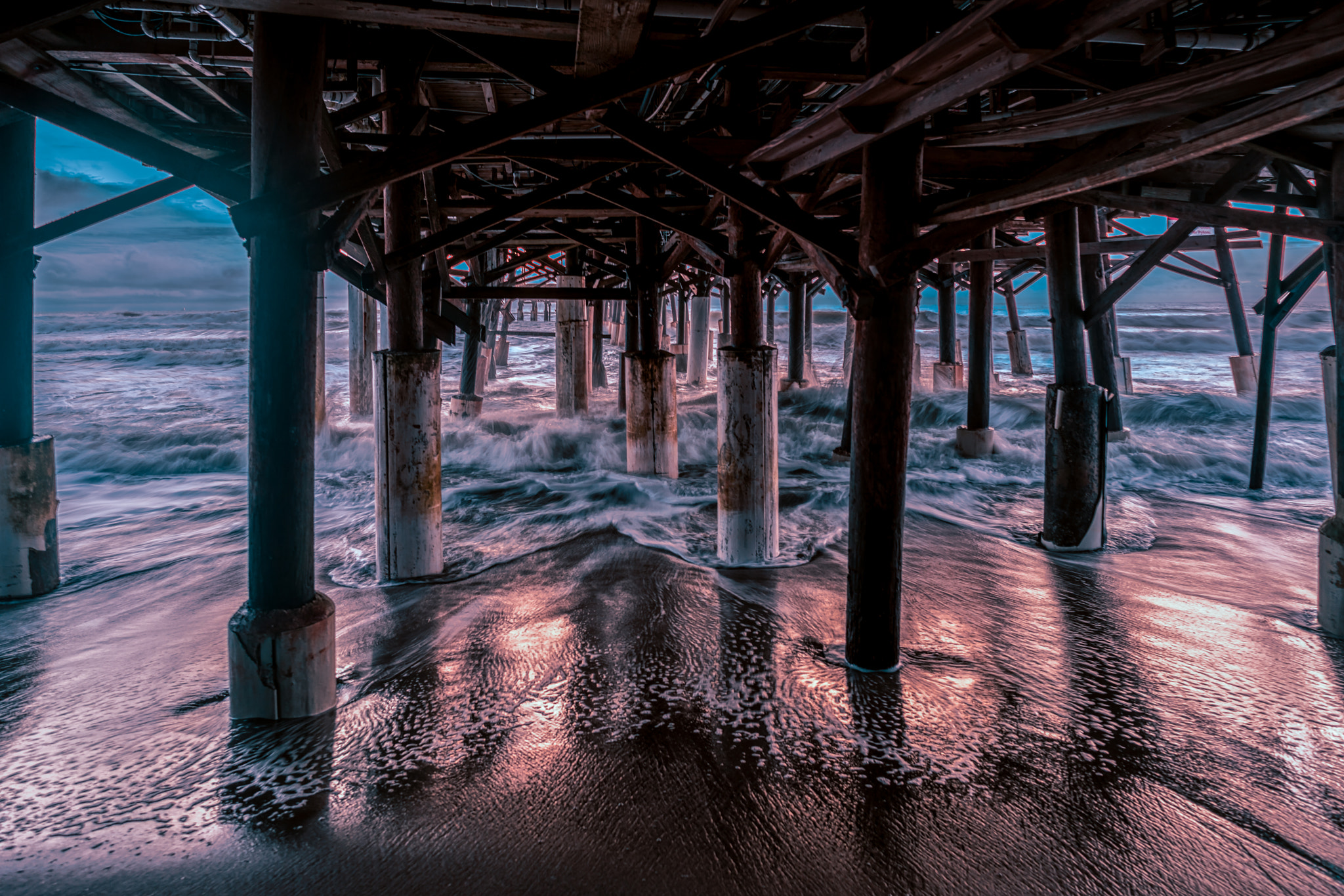 E 21mm F2.8 sample photo. Under cocoa beach pier photography
