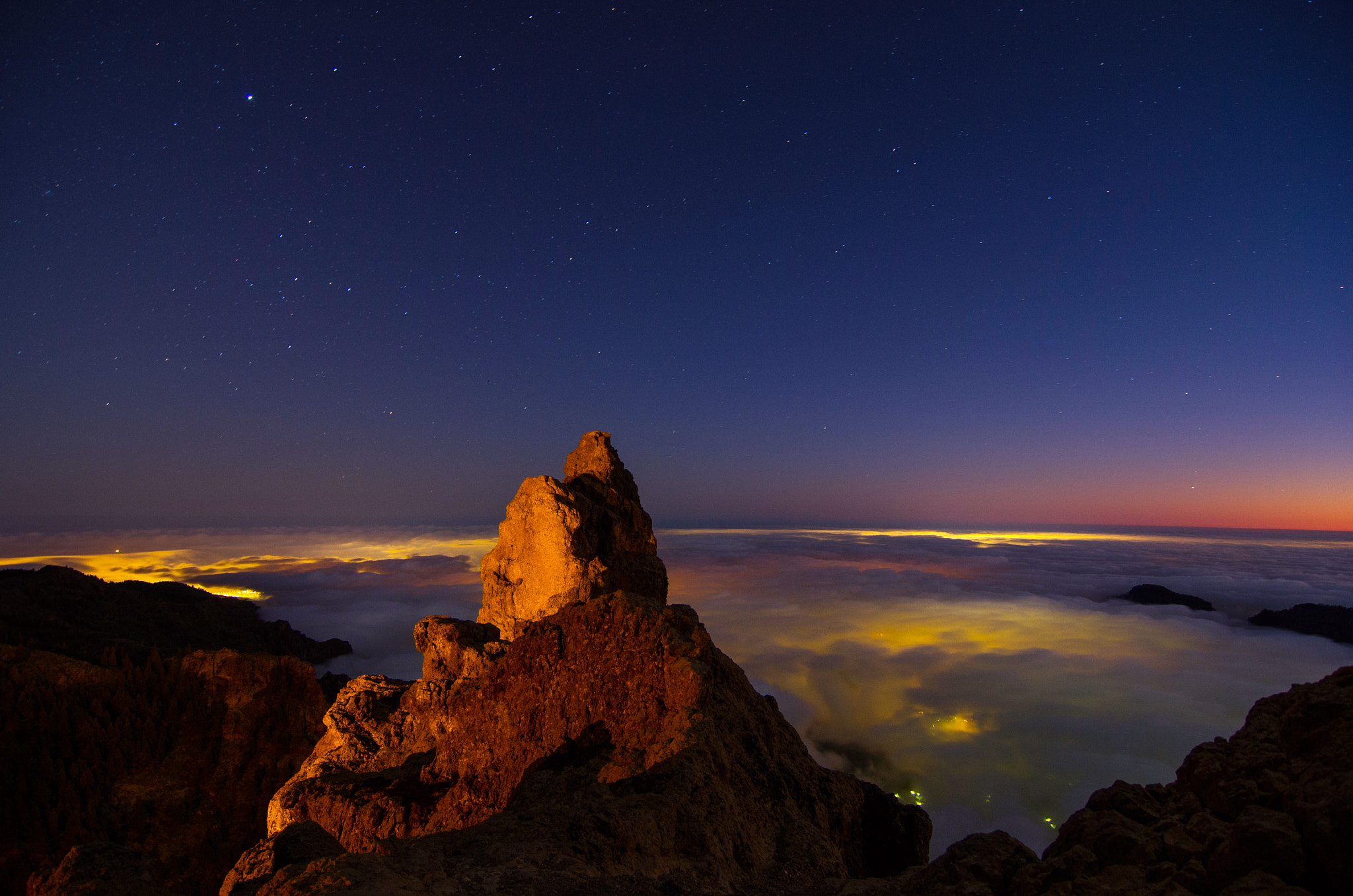 Samsung/Schneider D-XENON 12-24mm F4 ED AL [IF] sample photo. Sunset above the clouds photography