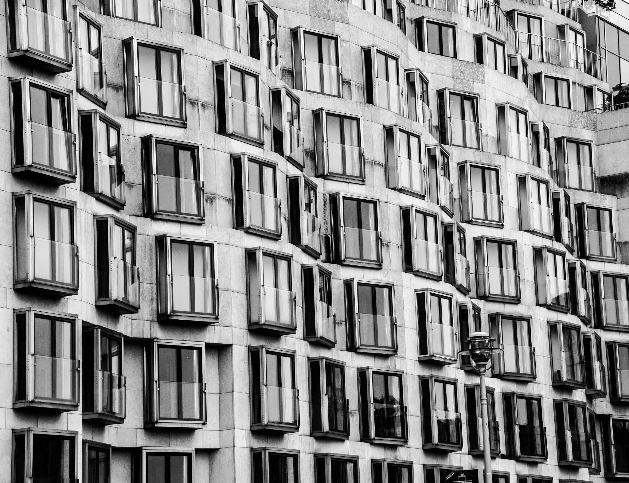 Sigma 18-250mm F3.5-6.3 DC Macro OS HSM sample photo. Black and white cityscape photography