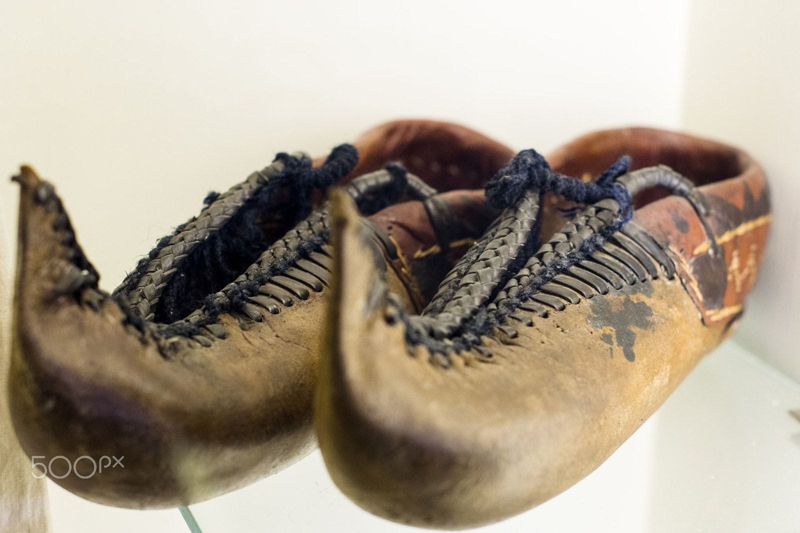 Nikon D7200 + Nikon AF-S Nikkor 50mm F1.4G sample photo. Ancient shoes photography