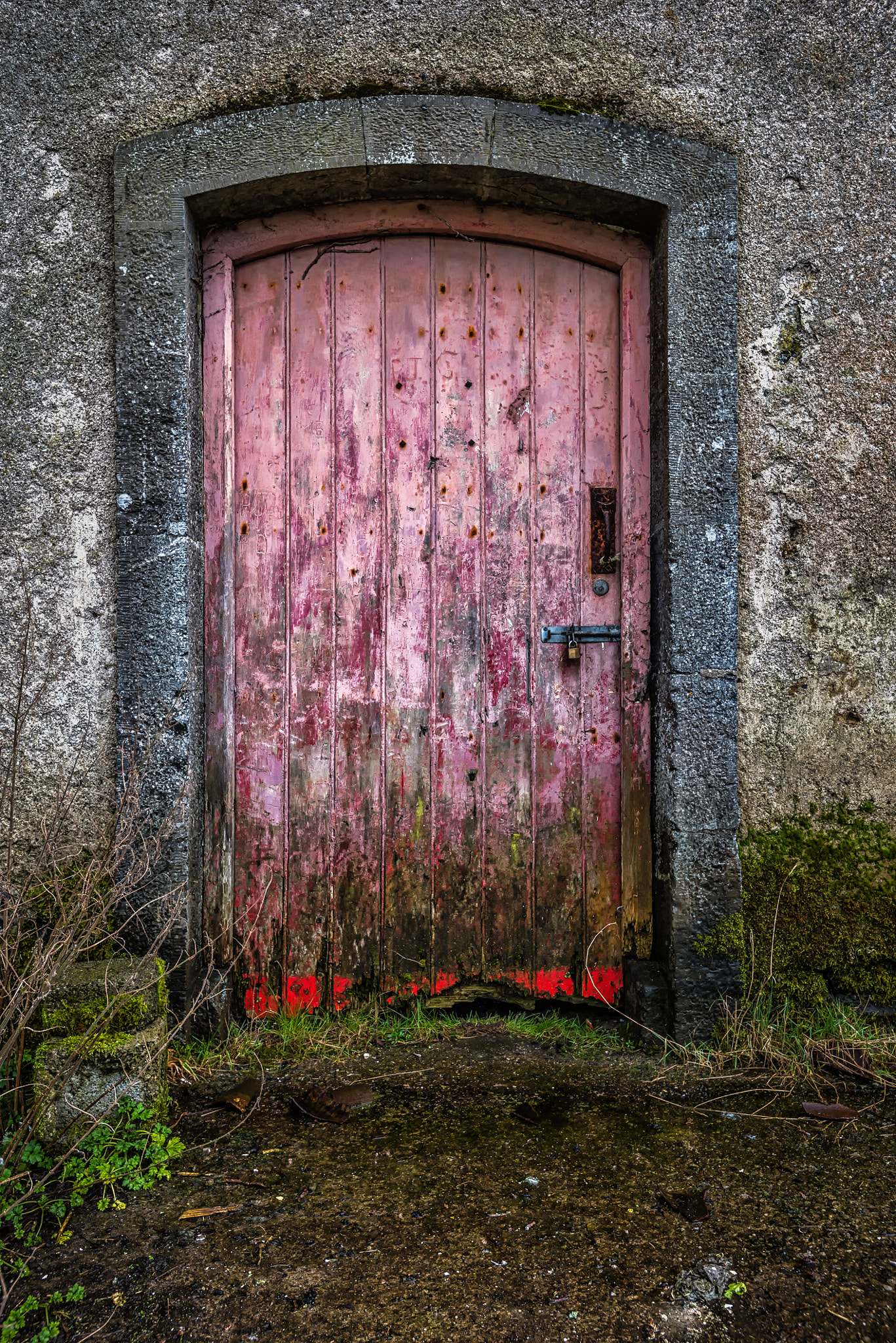Nikon AF-S Nikkor 17-35mm F2.8D ED-IF sample photo. Old red door at the workhouse photography