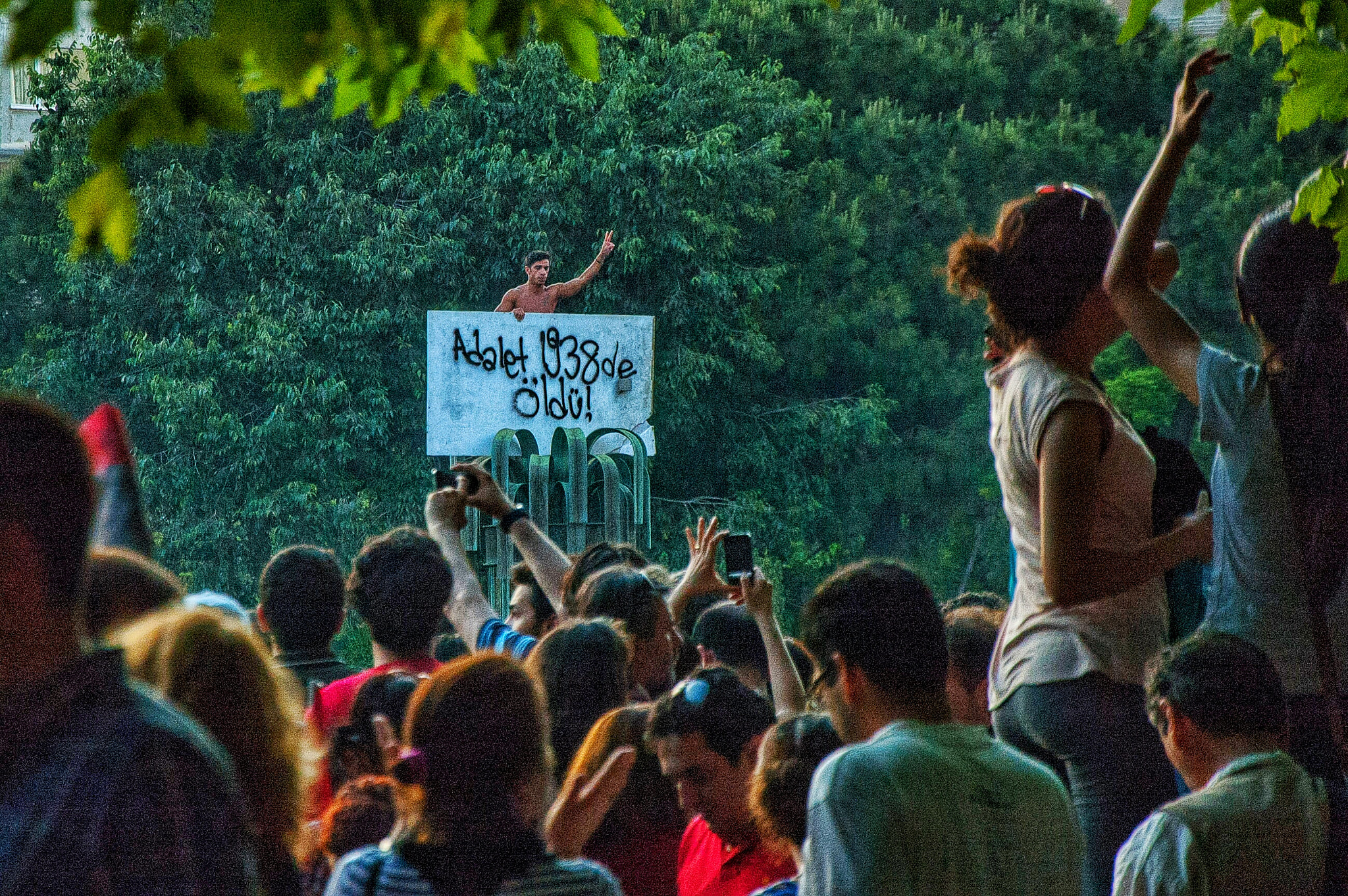 Nikon D70s + Nikon AF-S DX Nikkor 18-105mm F3.5-5.6G ED VR sample photo. Gezi parkı protests in 2013 photography