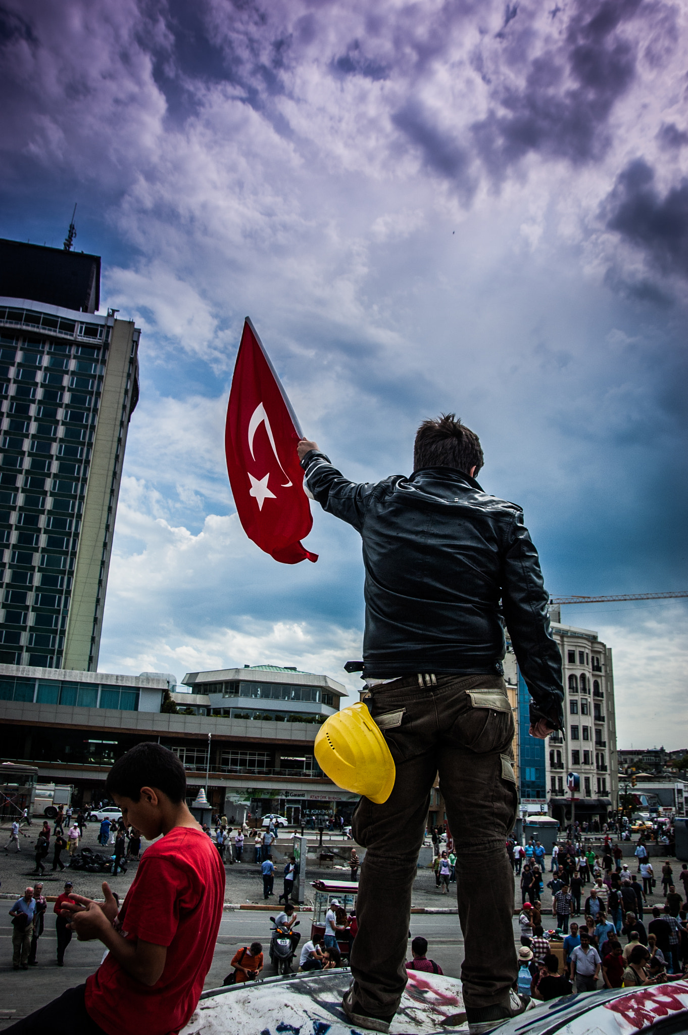 Nikon D70s + Nikon AF-S DX Nikkor 18-105mm F3.5-5.6G ED VR sample photo. Gezi parkı protests in 2013 photography