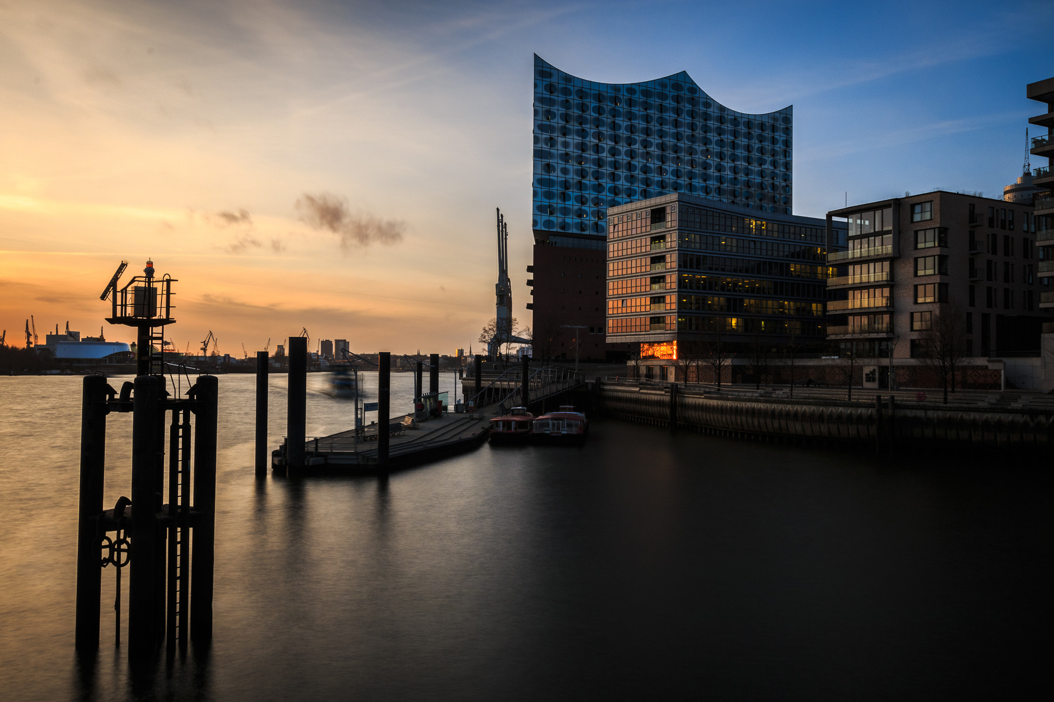 Canon EOS 70D + Canon EF 16-35mm F2.8L II USM sample photo. Sunset at the harbour in hamburg photography