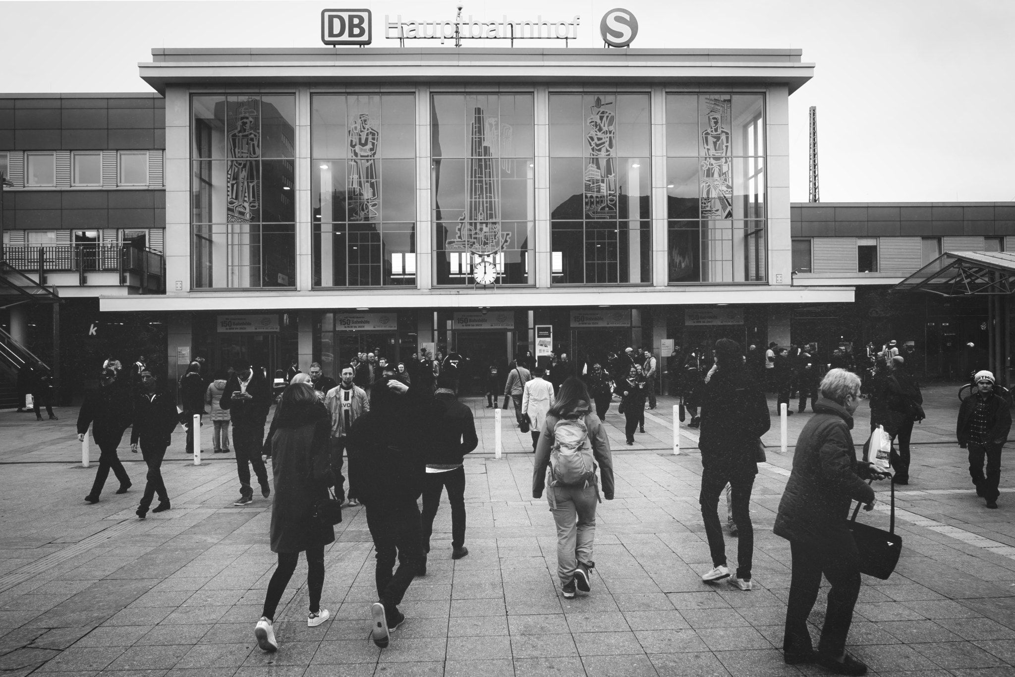 Sony a7 + Sony FE 28mm F2 sample photo. Dortmund hbf photography