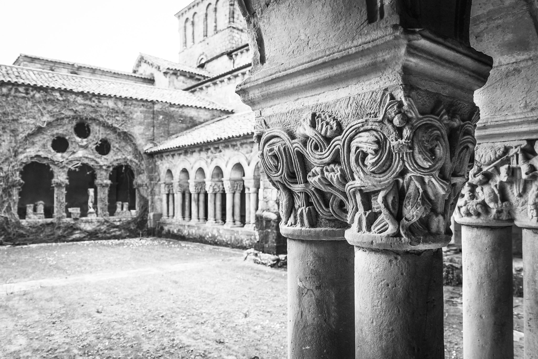Canon EF-S 17-55mm F2.8 IS USM sample photo. Cloister colegiata santillana del mar photography