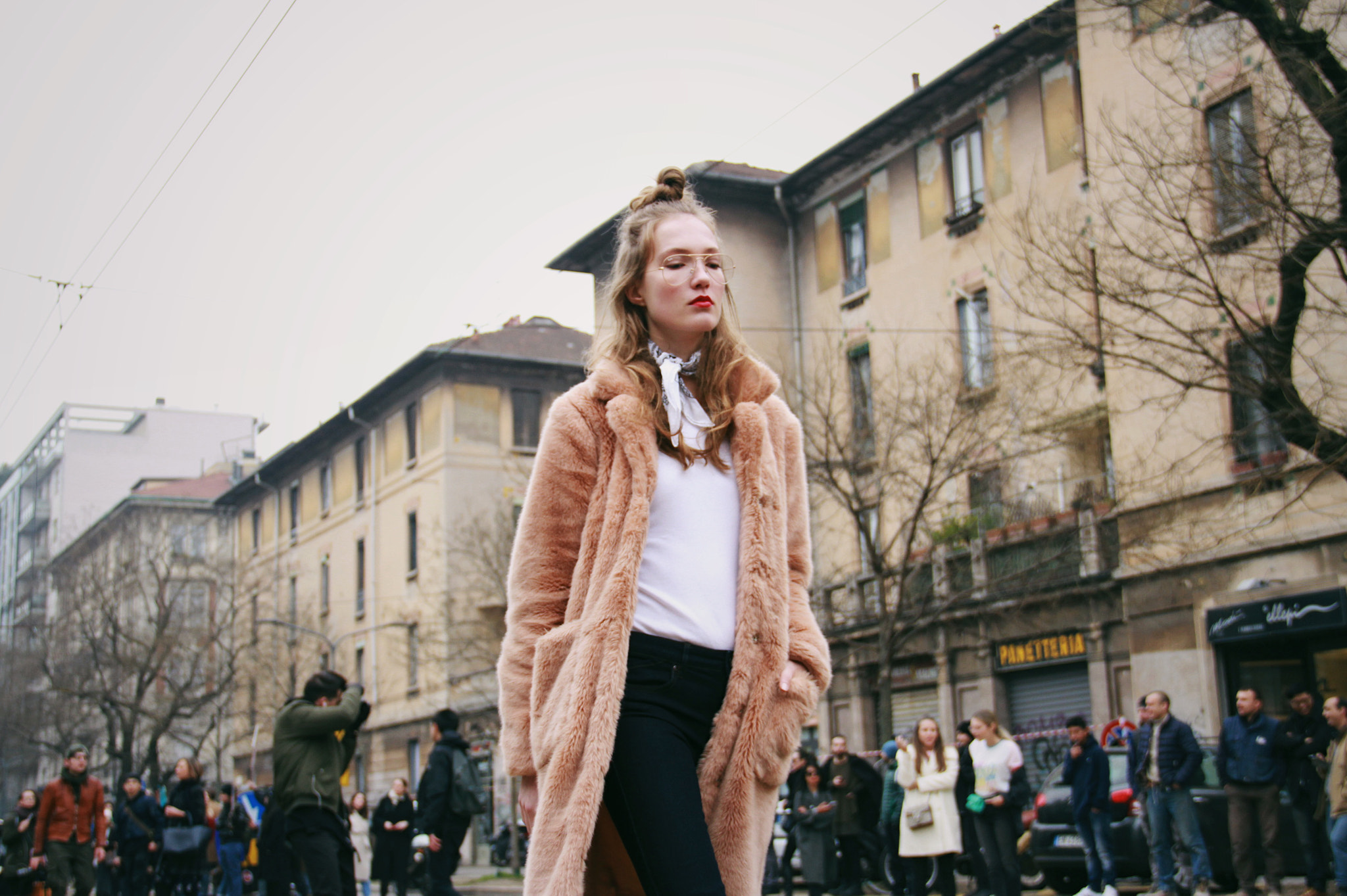 Canon EOS 7D + Canon EF-S 18-135mm F3.5-5.6 IS sample photo. Outside fendi fashion show women f/w 2017 photography