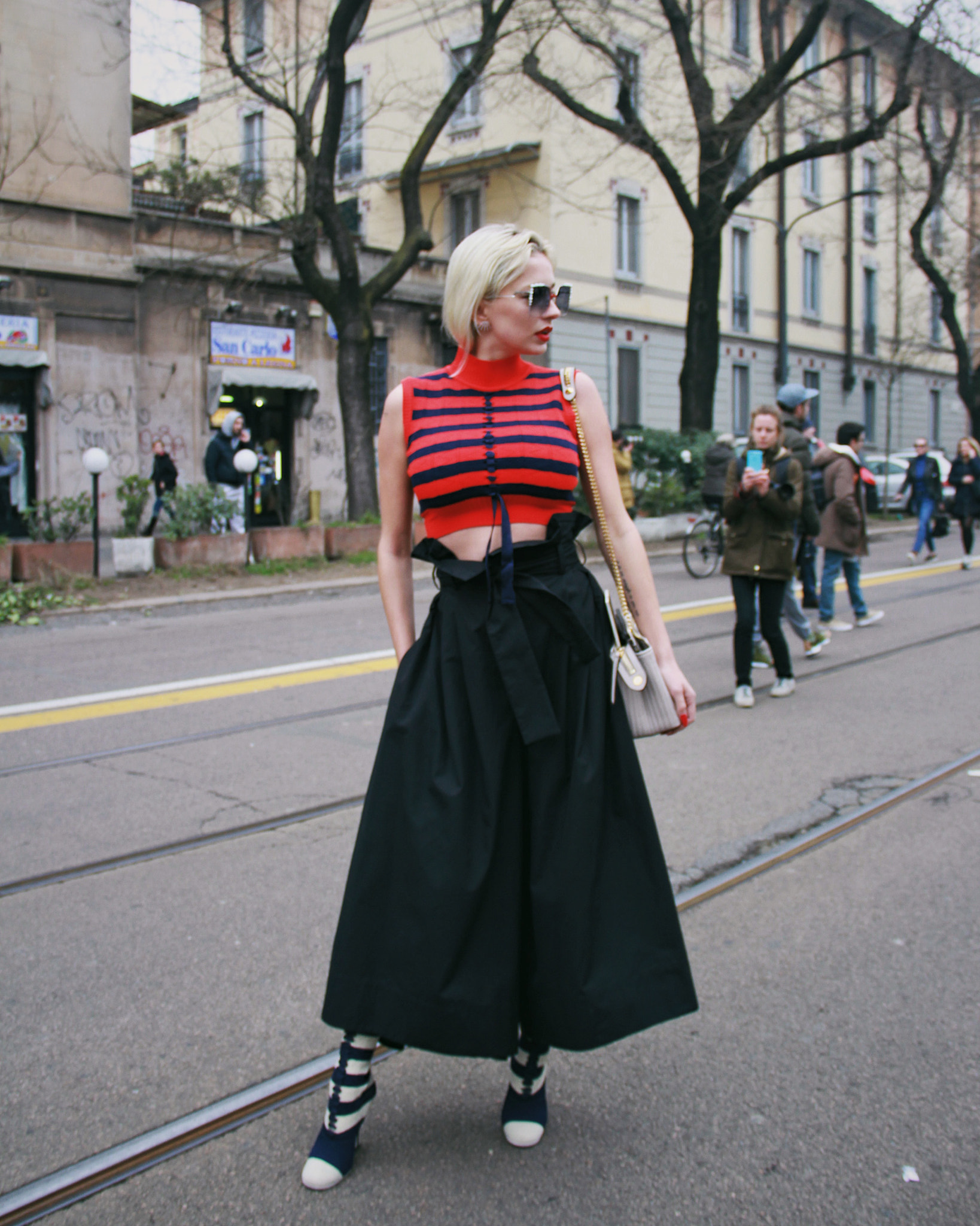 Canon EOS 7D + Canon EF-S 18-135mm F3.5-5.6 IS sample photo. Outside fendi fashion show women f/w 2017 photography