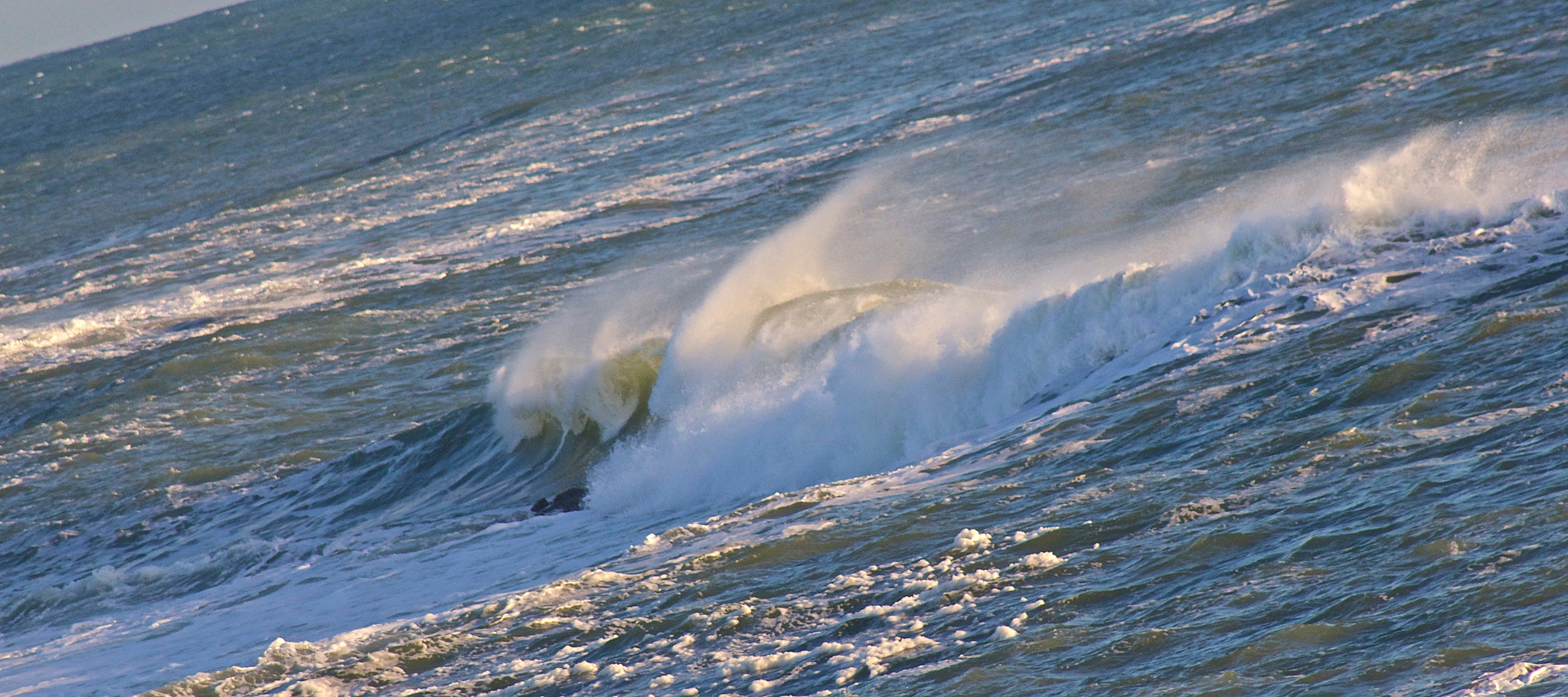 Canon EOS 550D (EOS Rebel T2i / EOS Kiss X4) + EF75-300mm f/4-5.6 sample photo. Wave photography