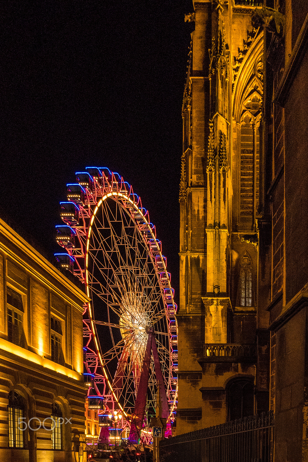 Panasonic Lumix G X Vario 12-35mm F2.8 ASPH Power OIS sample photo. La grand roue à l'ombre de la cathédrale photography
