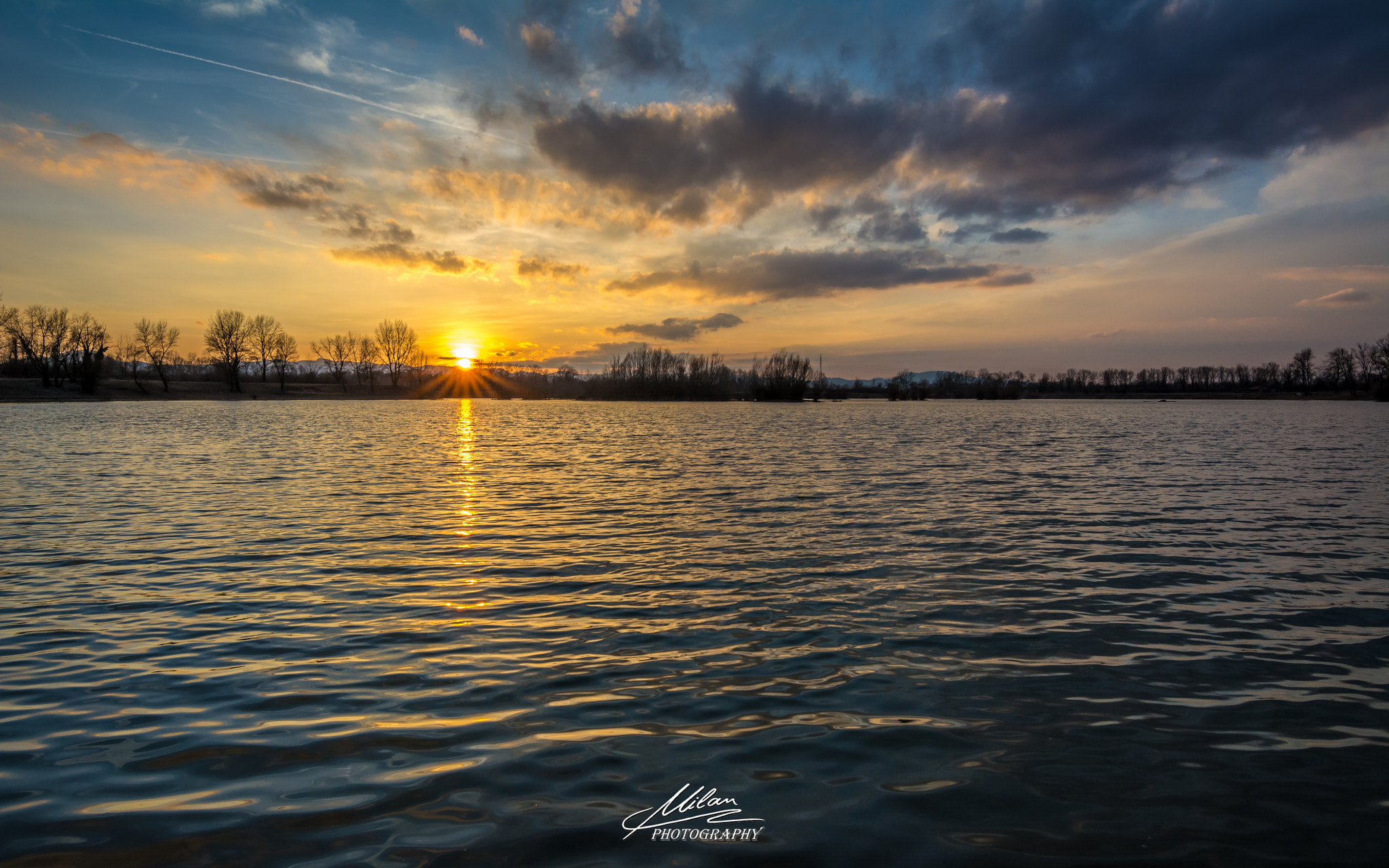 Nikon D5200 + Tokina AT-X 11-20 F2.8 PRO DX (AF 11-20mm f/2.8) sample photo. Sunset on the lake ... photography