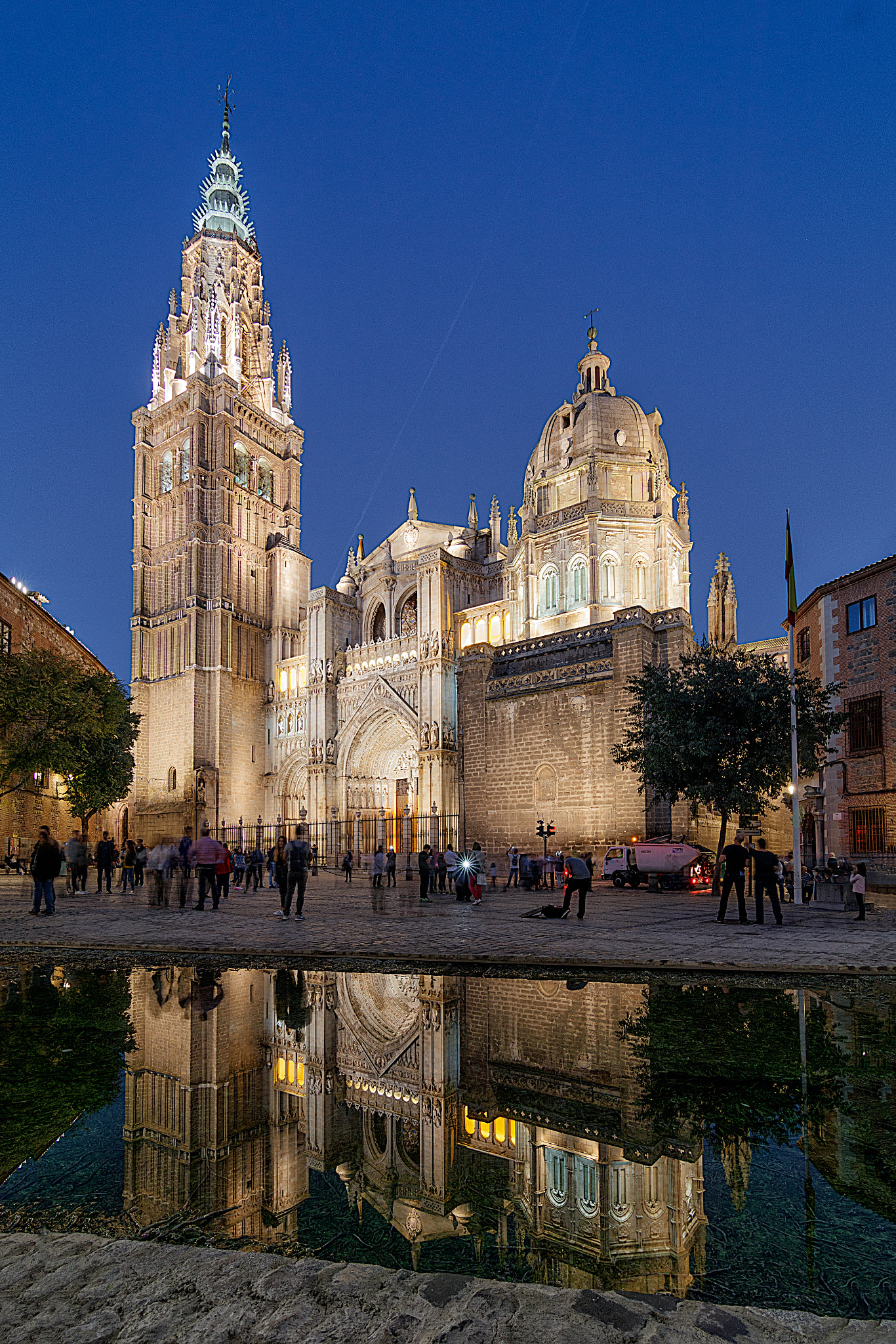 Canon EOS 80D + Tokina AT-X Pro 11-16mm F2.8 DX sample photo. Refections of the cathedral of toledo photography