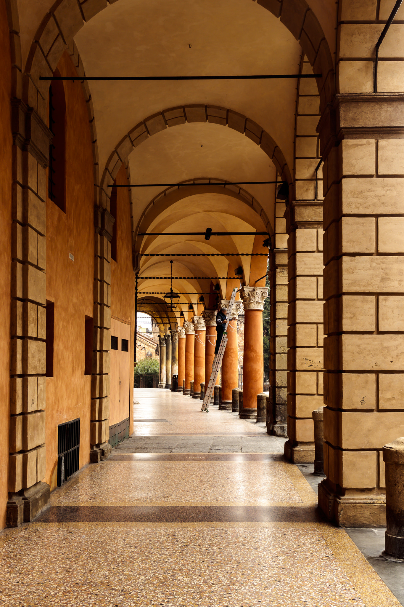 Canon EF 24-105mm F3.5-5.6 IS STM sample photo. Lavori sotto al portico photography