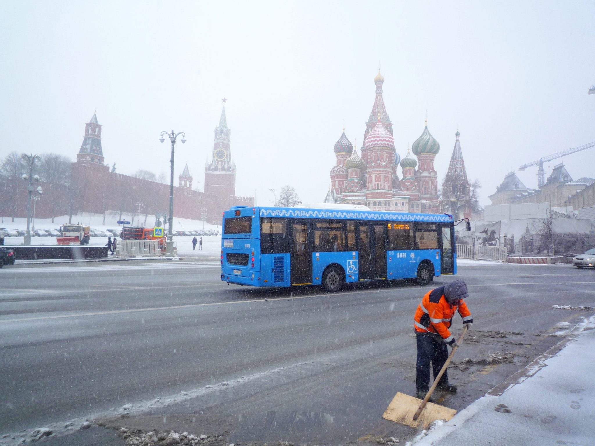 Panasonic DMC-FX500 sample photo. Moscow. red square. blue bus. orange janitor photography