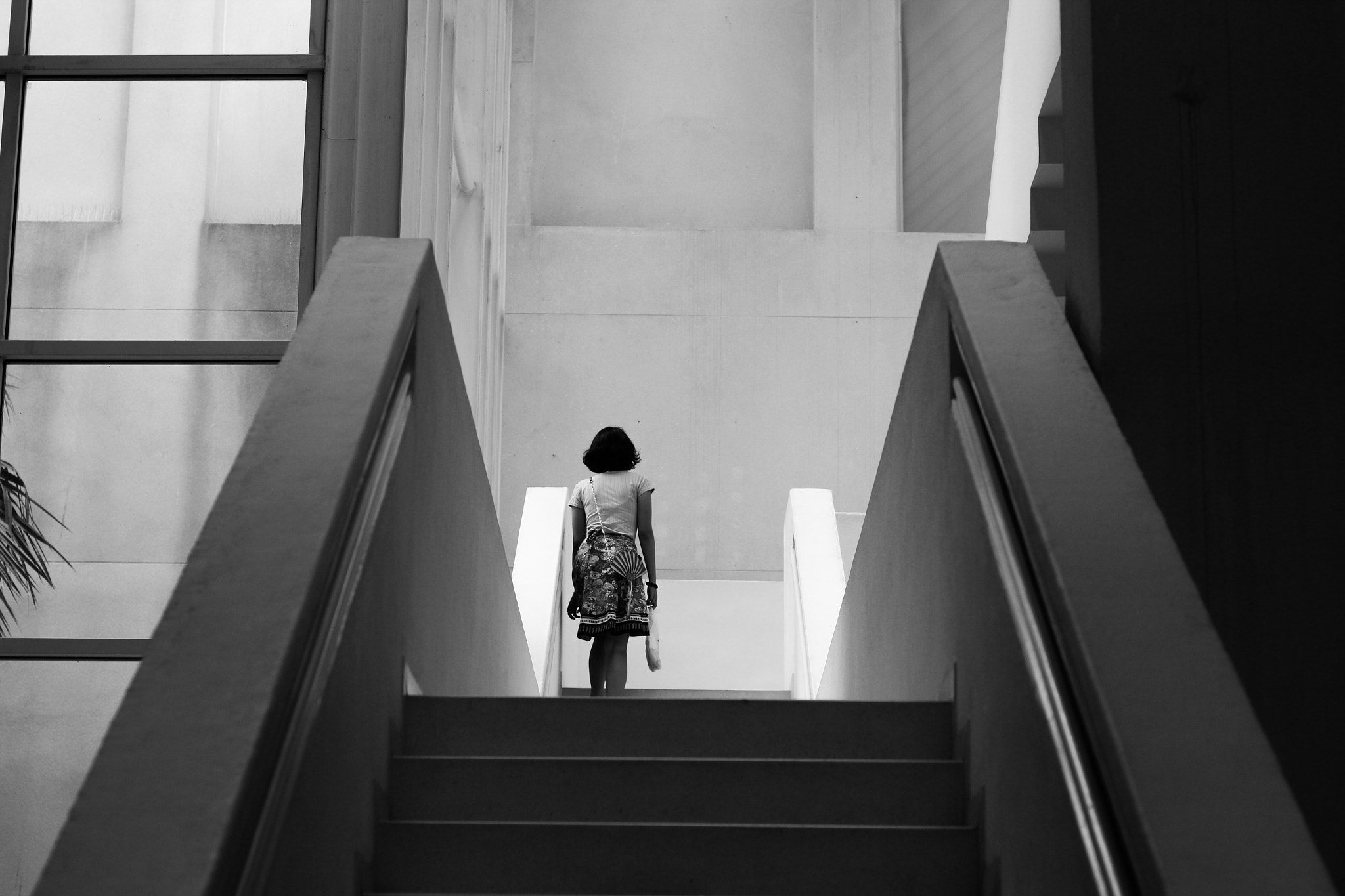 Canon EOS 650D (EOS Rebel T4i / EOS Kiss X6i) + Canon EF 50mm F1.8 STM sample photo. La chica del museo. photography