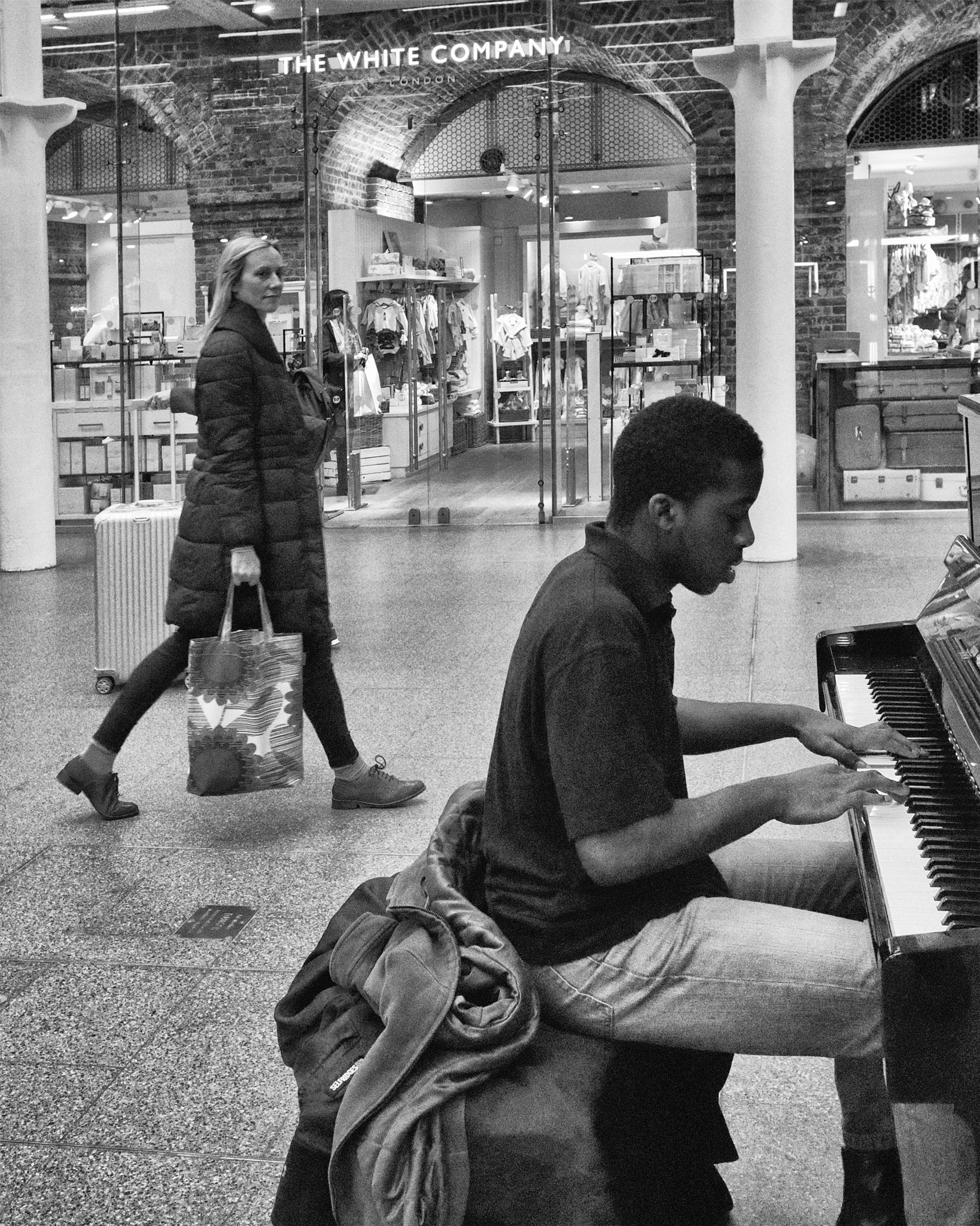 Canon EF-M 22mm F2 STM sample photo. Piano jazz photography
