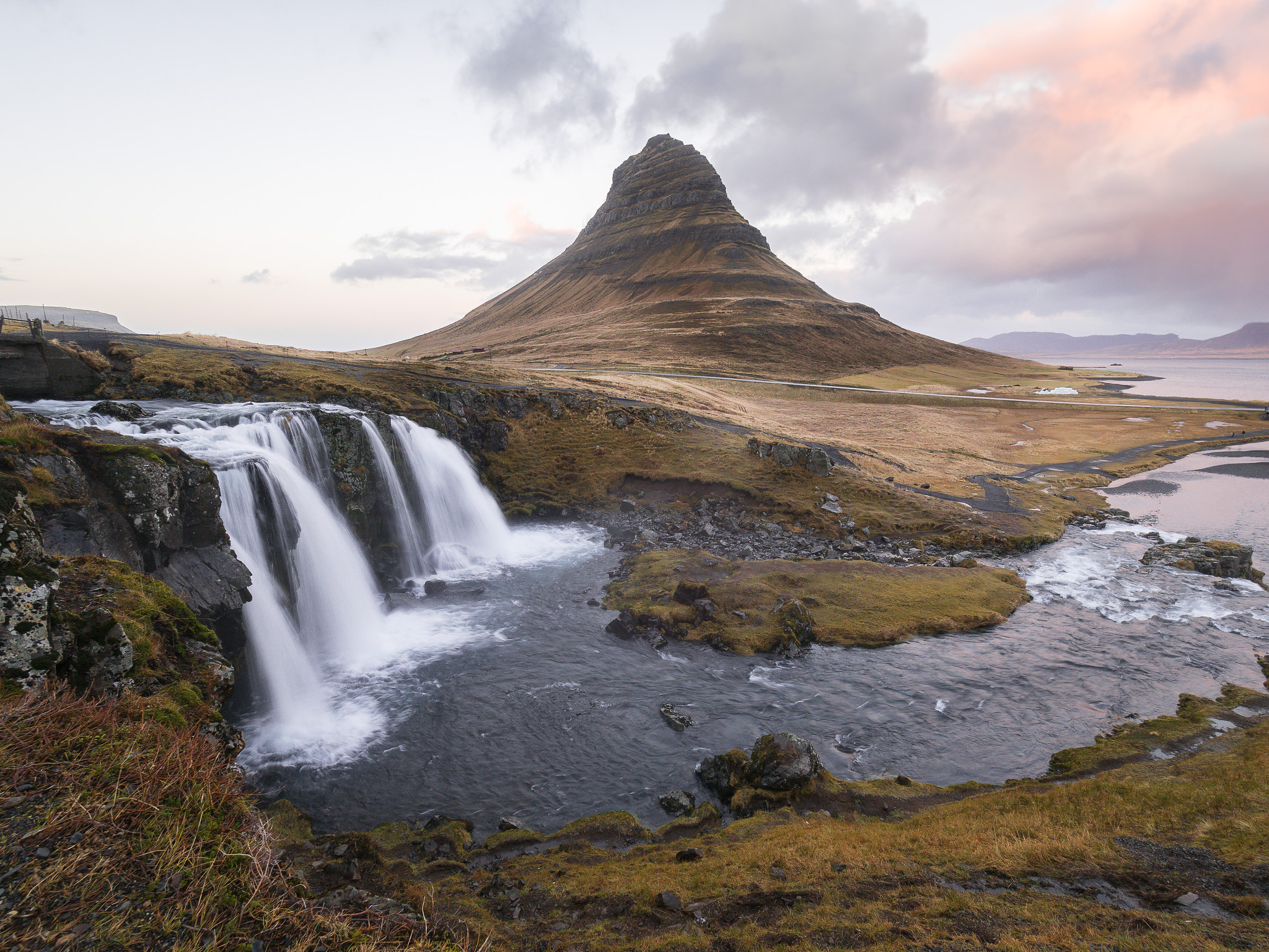 Olympus OM-D E-M5 II + Olympus M.Zuiko Digital ED 7-14mm F2.8 PRO sample photo. Classic kirkjufell photography