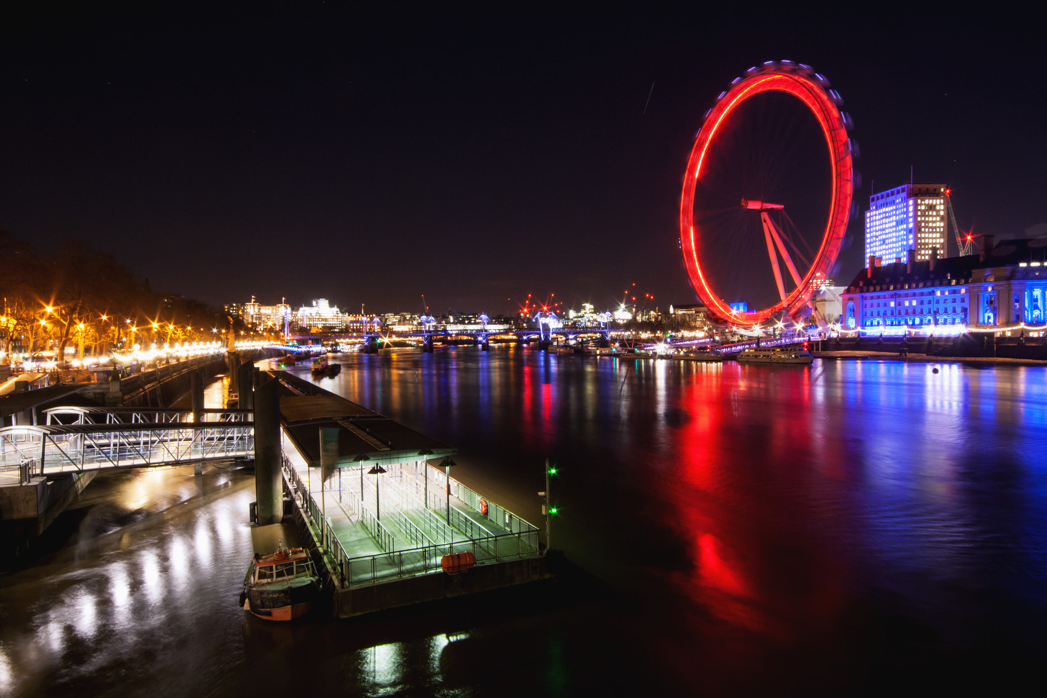 Canon EOS 1000D (EOS Digital Rebel XS / EOS Kiss F) + Sigma 10-20mm F4-5.6 EX DC HSM sample photo. The london eye illuminated and the river thames photography