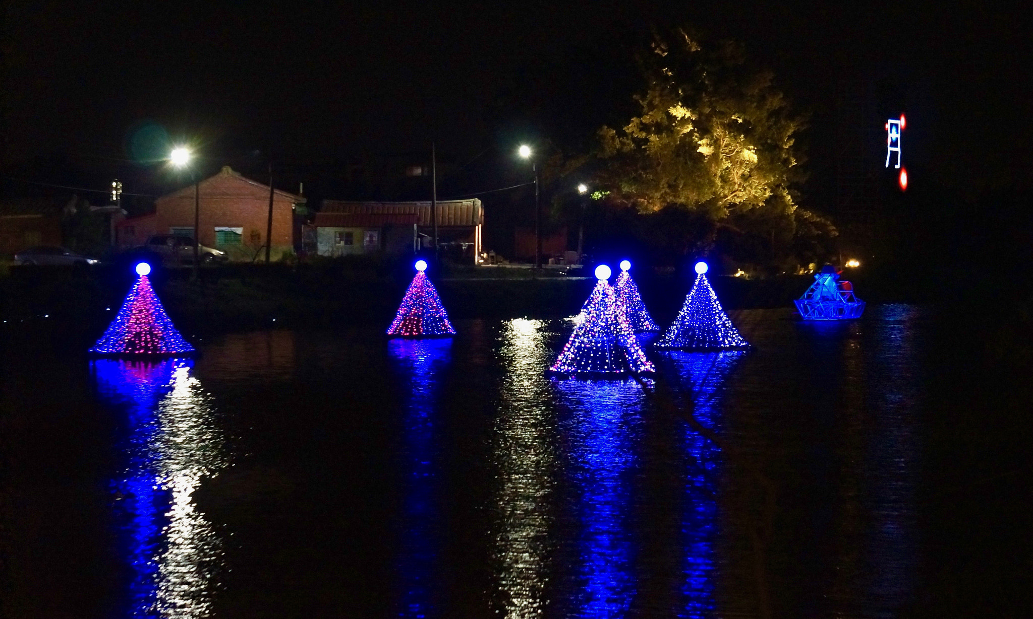 Sony FE 24-240mm F3.5-6.3 OSS sample photo. Cone lanterns photography
