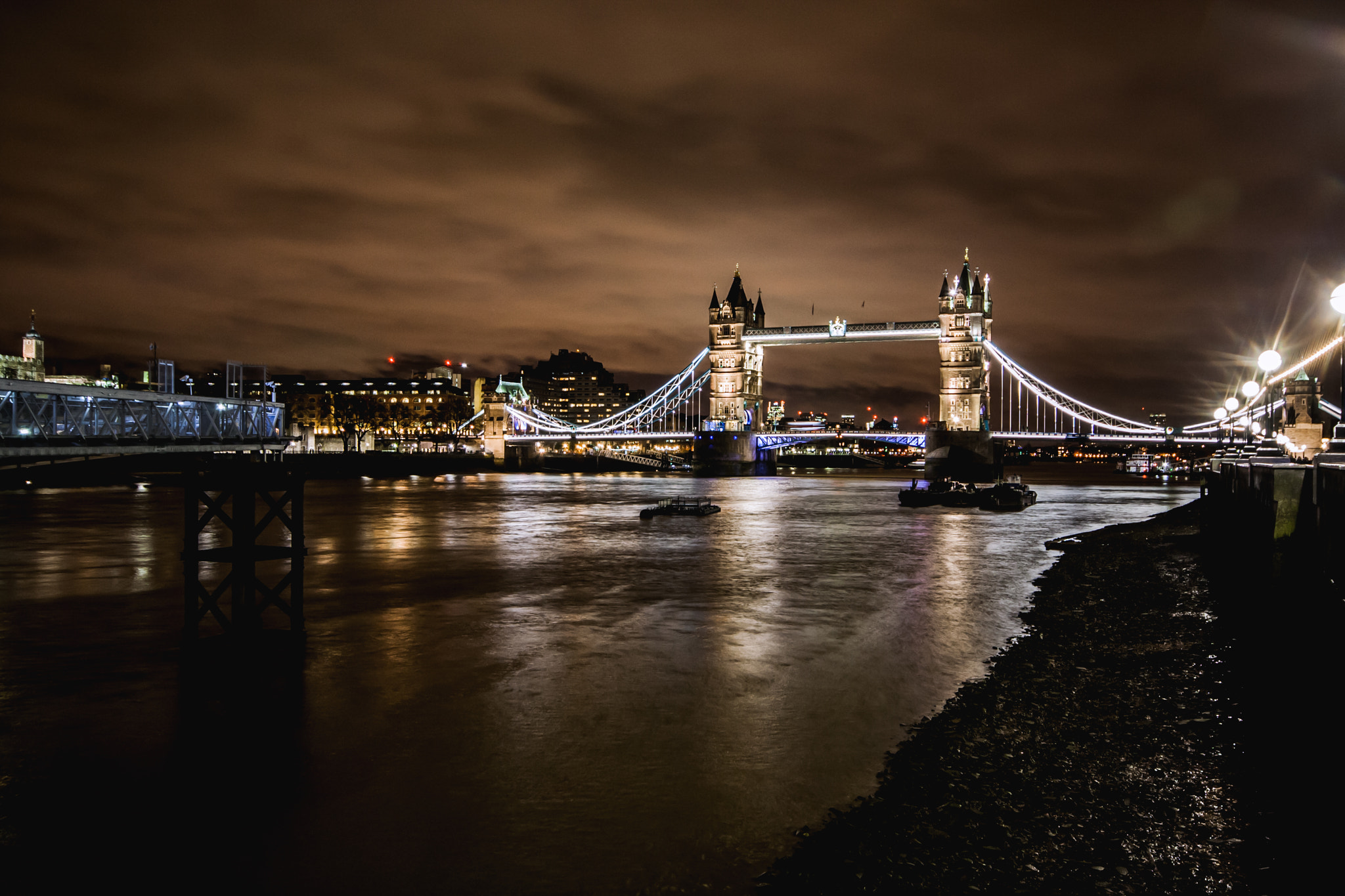 Canon EOS 1000D (EOS Digital Rebel XS / EOS Kiss F) + Sigma 10-20mm F4-5.6 EX DC HSM sample photo. Tower bridge at night photography