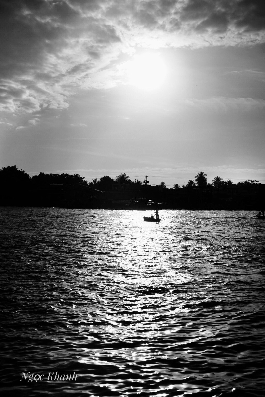 Sony a7 II + Sony Vario Tessar T* FE 24-70mm F4 ZA OSS sample photo. Early sun on viet nam tien giang river photography