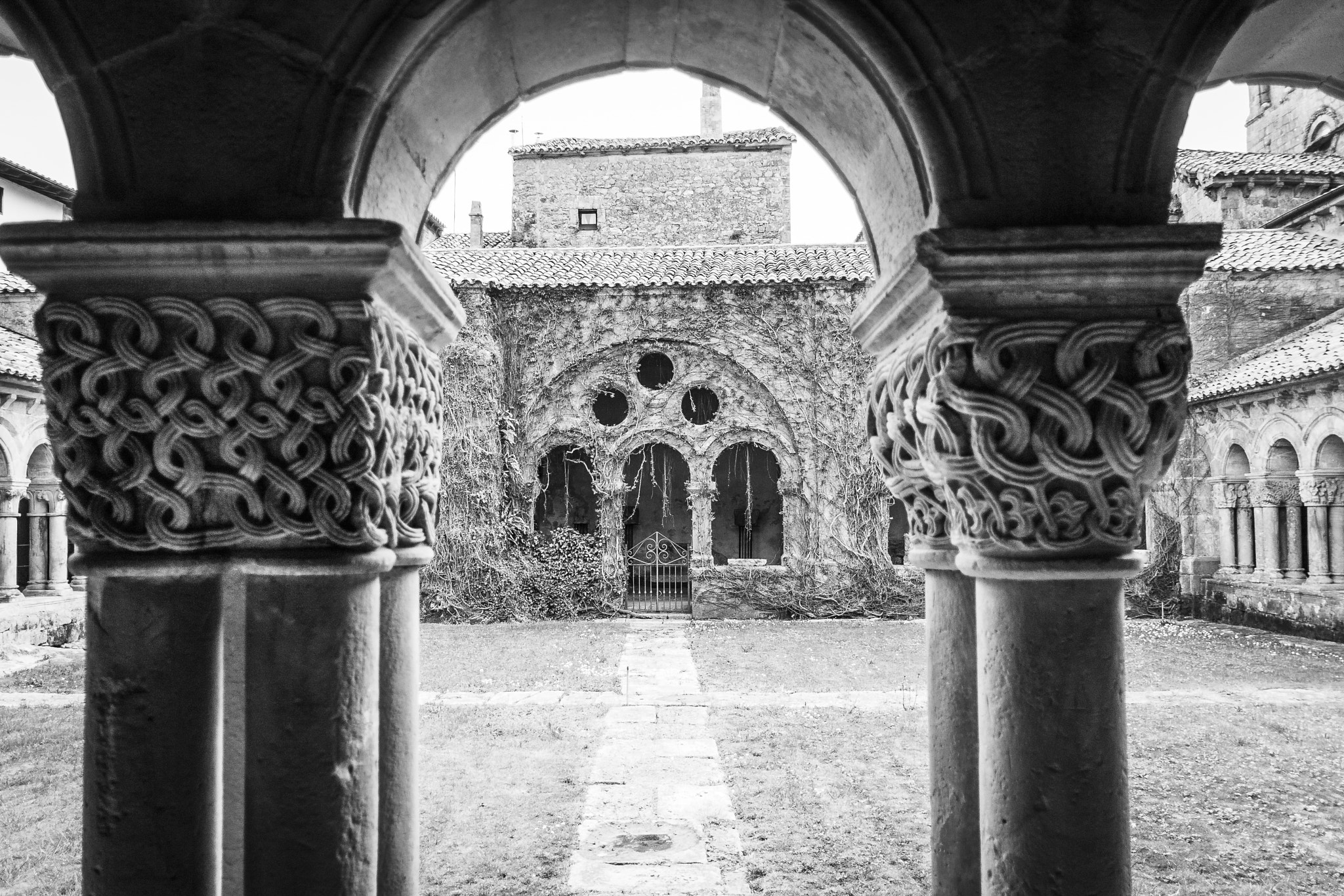 Canon EF-S 17-55mm F2.8 IS USM sample photo. Cloister colegiata santillana del mar photography