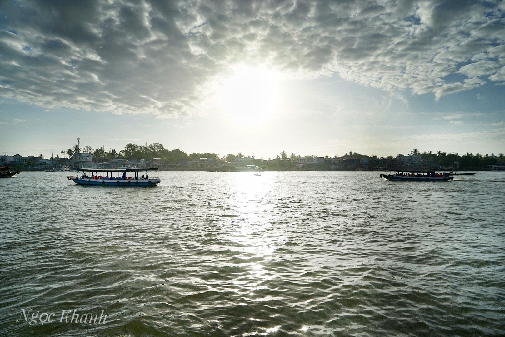 Sony a7 II + Sony Vario Tessar T* FE 24-70mm F4 ZA OSS sample photo. Early sun on viet nam tien giang river photography