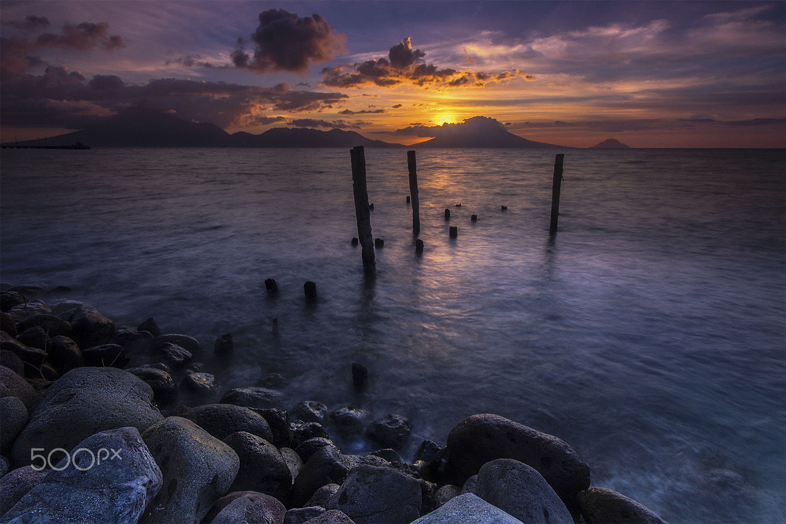 Canon EOS 600D (Rebel EOS T3i / EOS Kiss X5) + Sigma 10-20mm F4-5.6 EX DC HSM sample photo. Sundown at ternate island photography