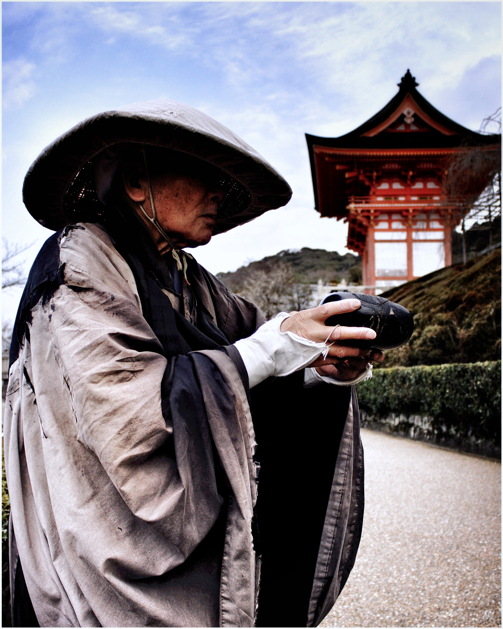 Canon EOS 500D (EOS Rebel T1i / EOS Kiss X3) + Canon EF-S 18-55mm F3.5-5.6 IS sample photo. Monk of kiyomizu-dera photography