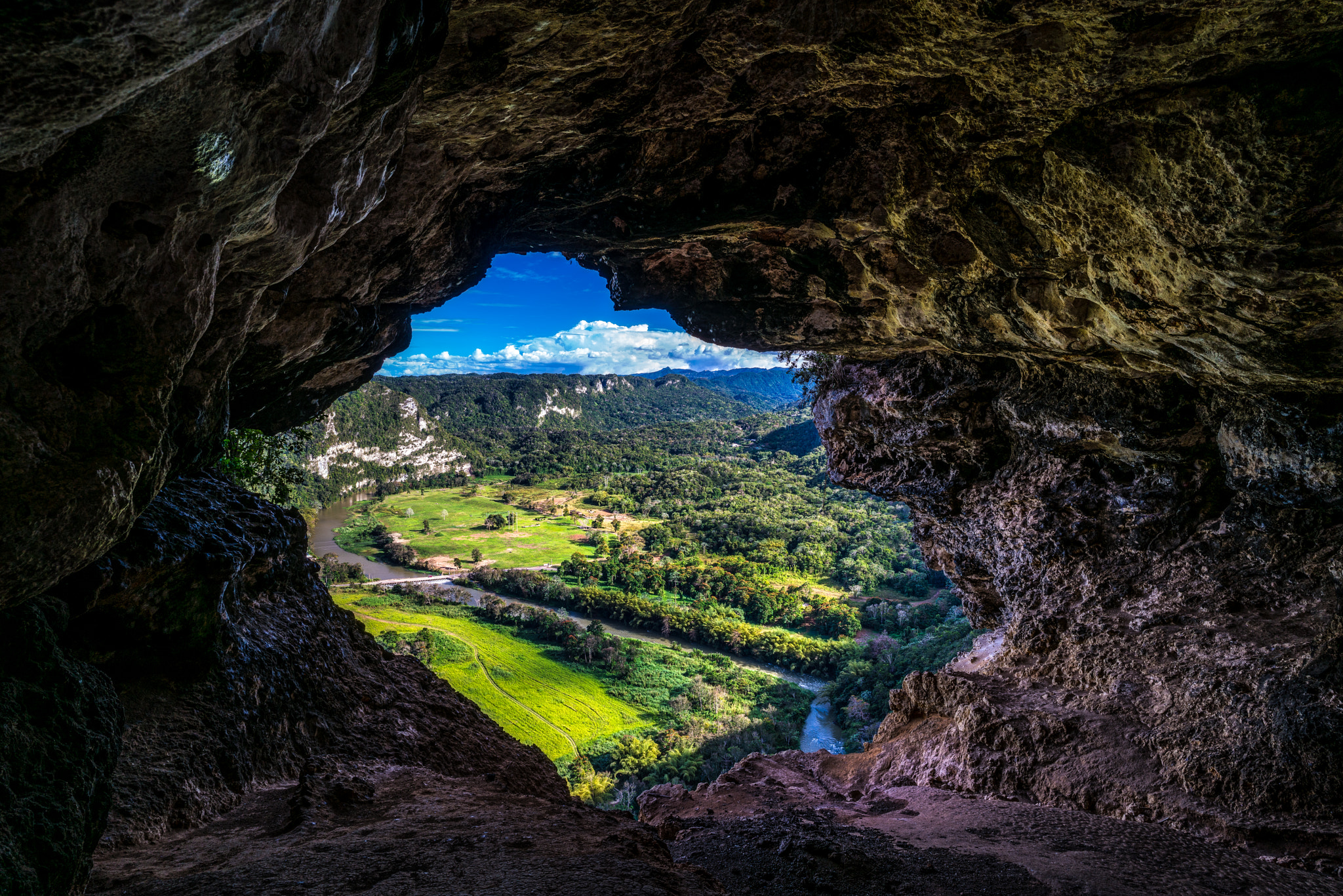 ZEISS Batis 18mm F2.8 sample photo. Cueva ventana photography