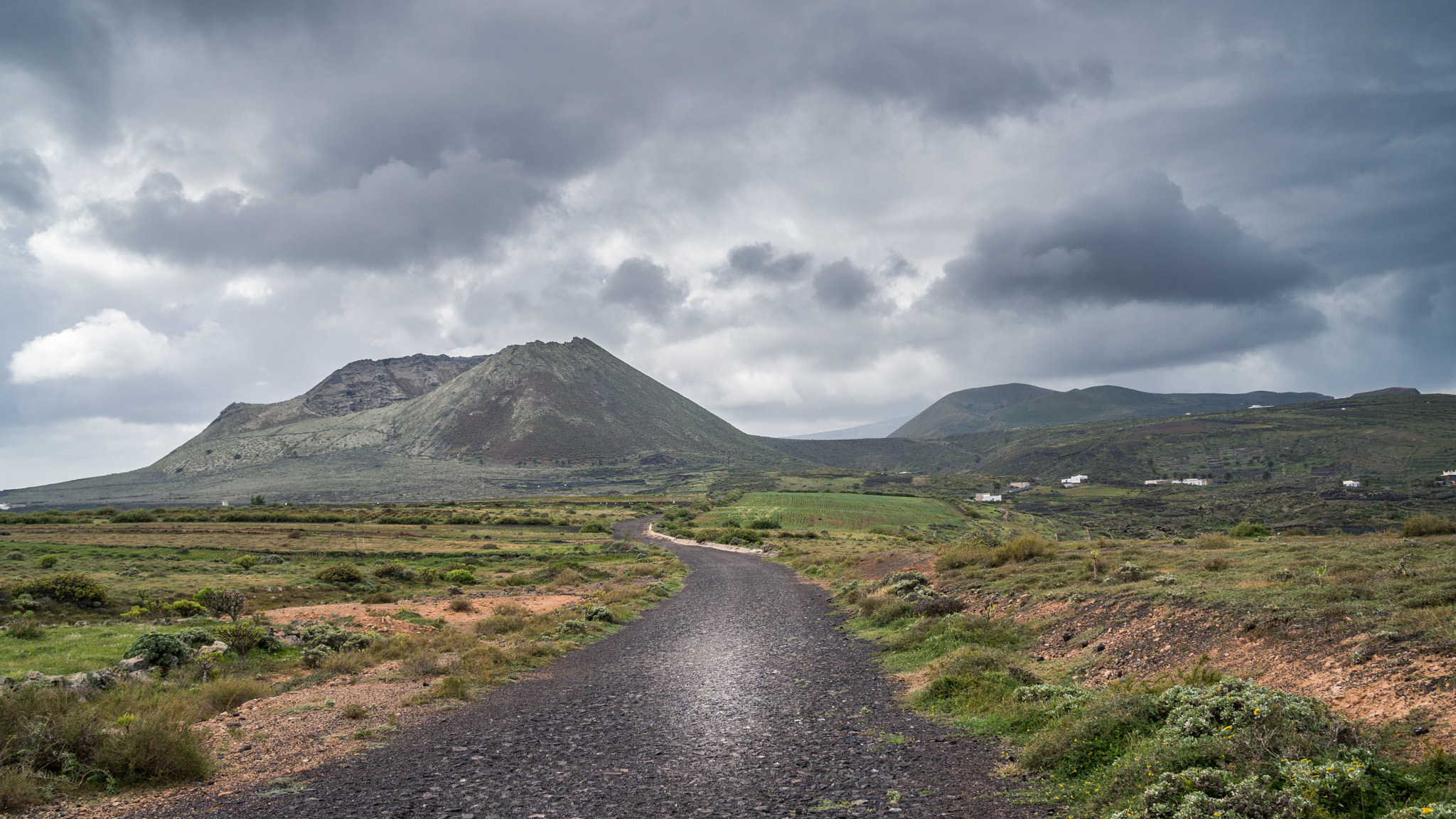 Sony a6300 sample photo. Lanzarote camino hacia el volcán. photography