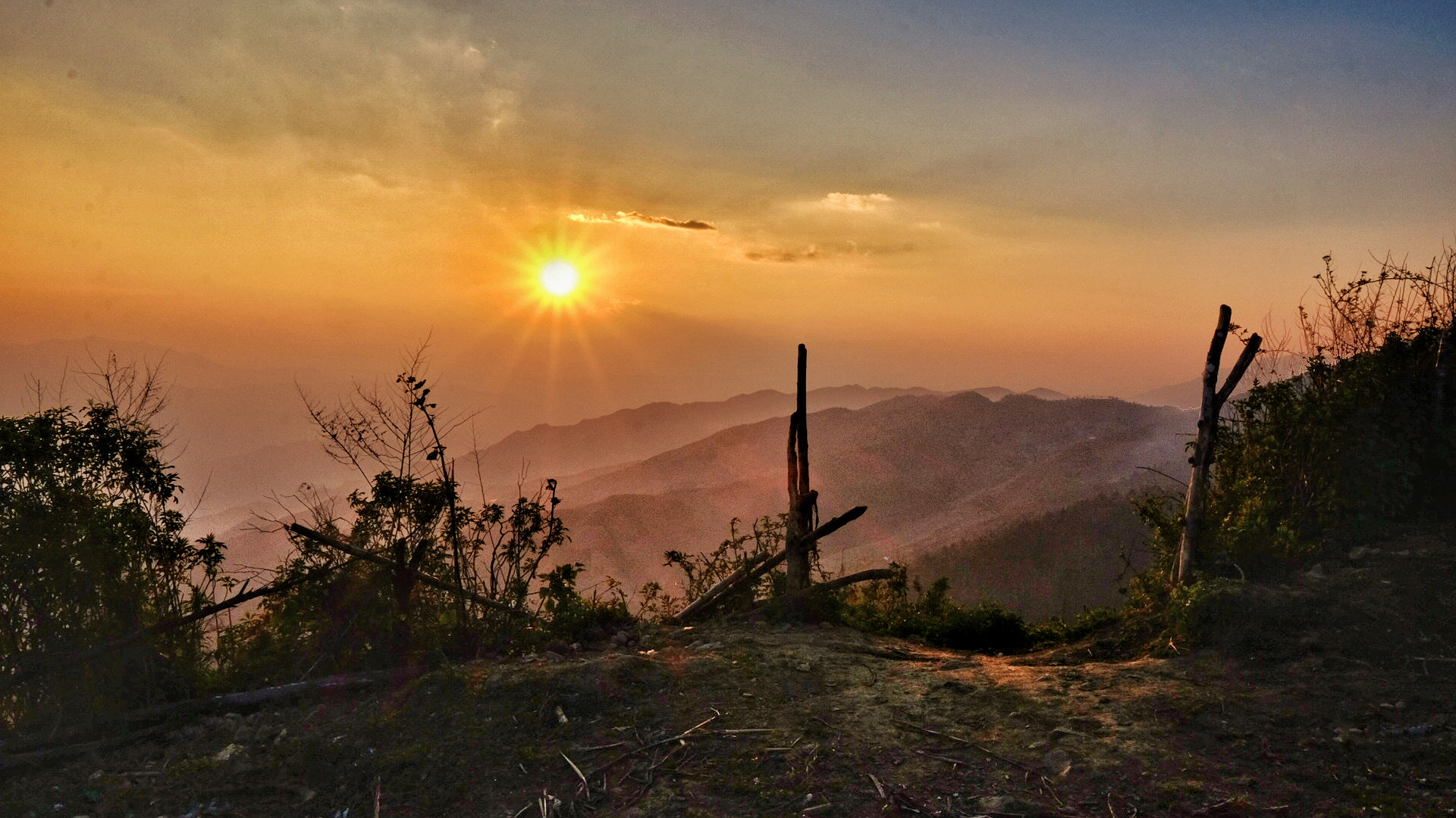 Fujifilm X-E2 + Fujifilm XF 10-24mm F4 R OIS sample photo. Sunset on the hill photography