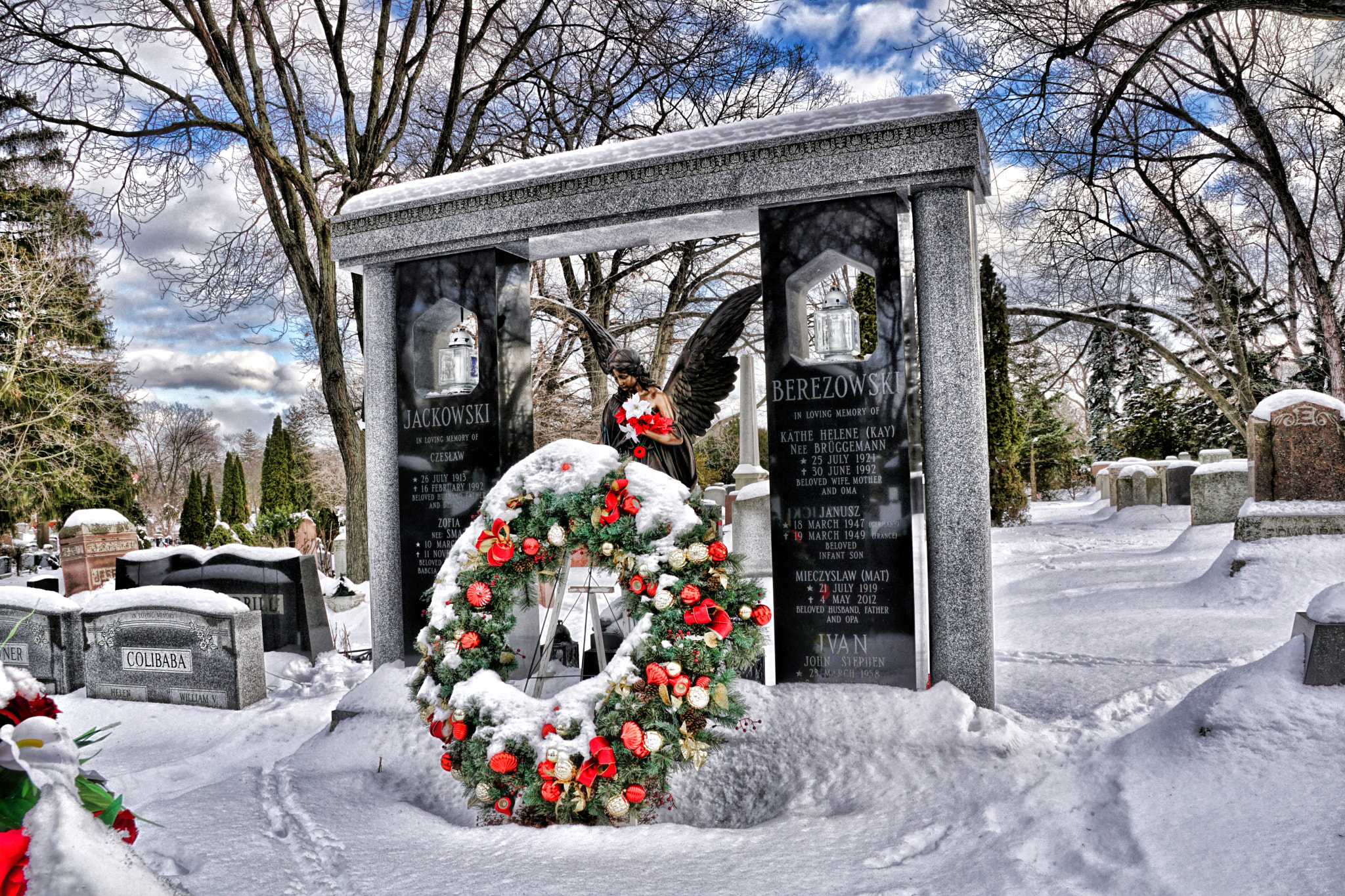 Sony DT 18-135mm F3.5-5.6 SAM sample photo. Cemeterypark lawn photography