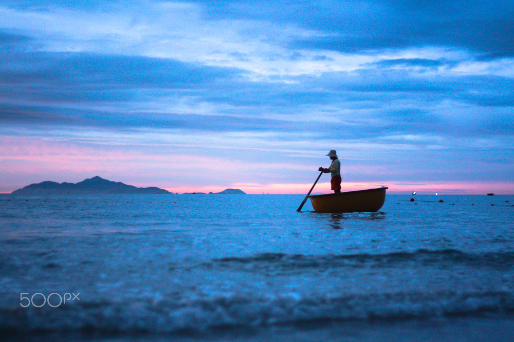 Canon EOS 450D (EOS Rebel XSi / EOS Kiss X2) sample photo. A vietnamese fishman in the late afternoon photography