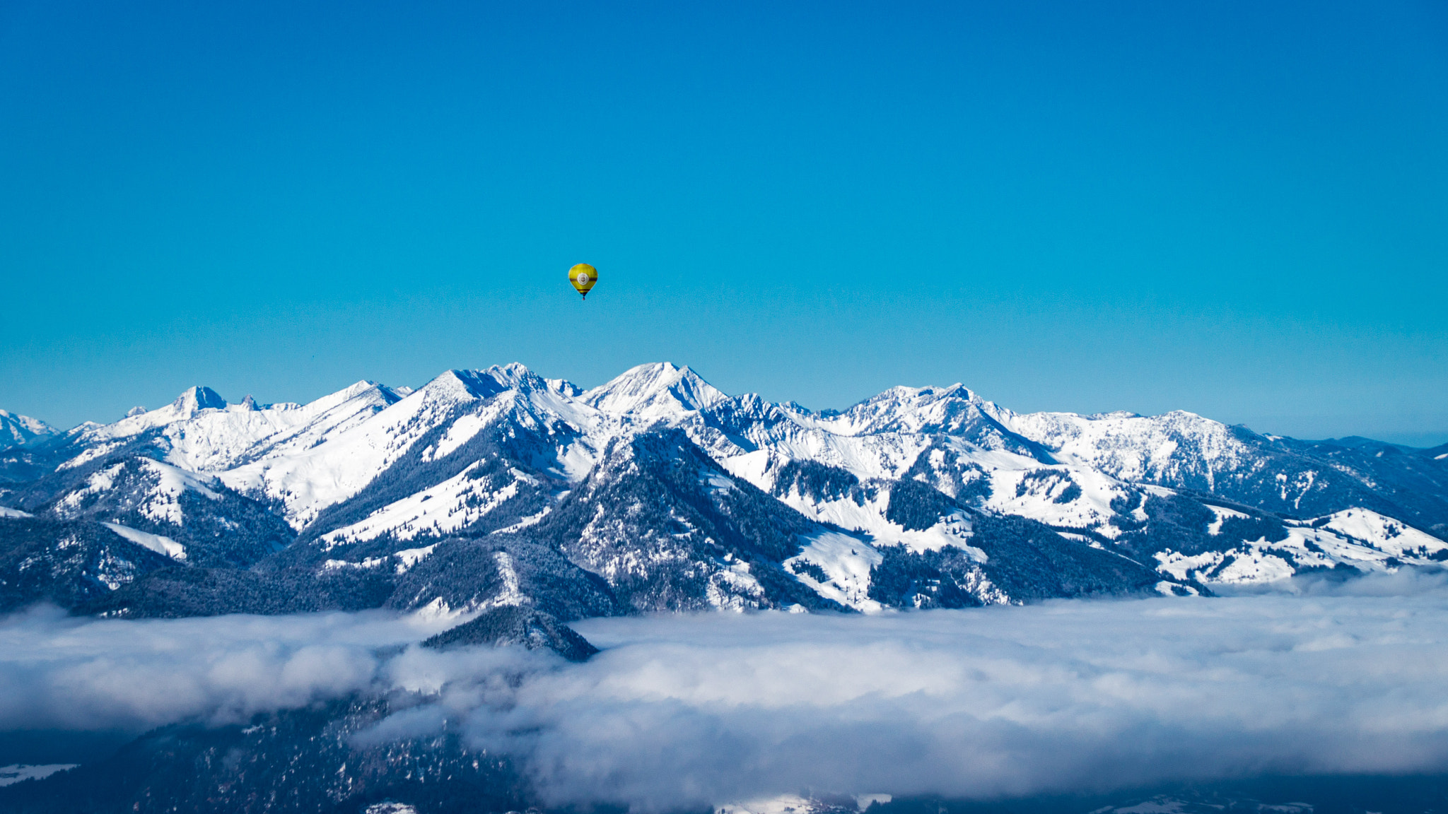 Sony SLT-A57 sample photo. Yellow balloon photography