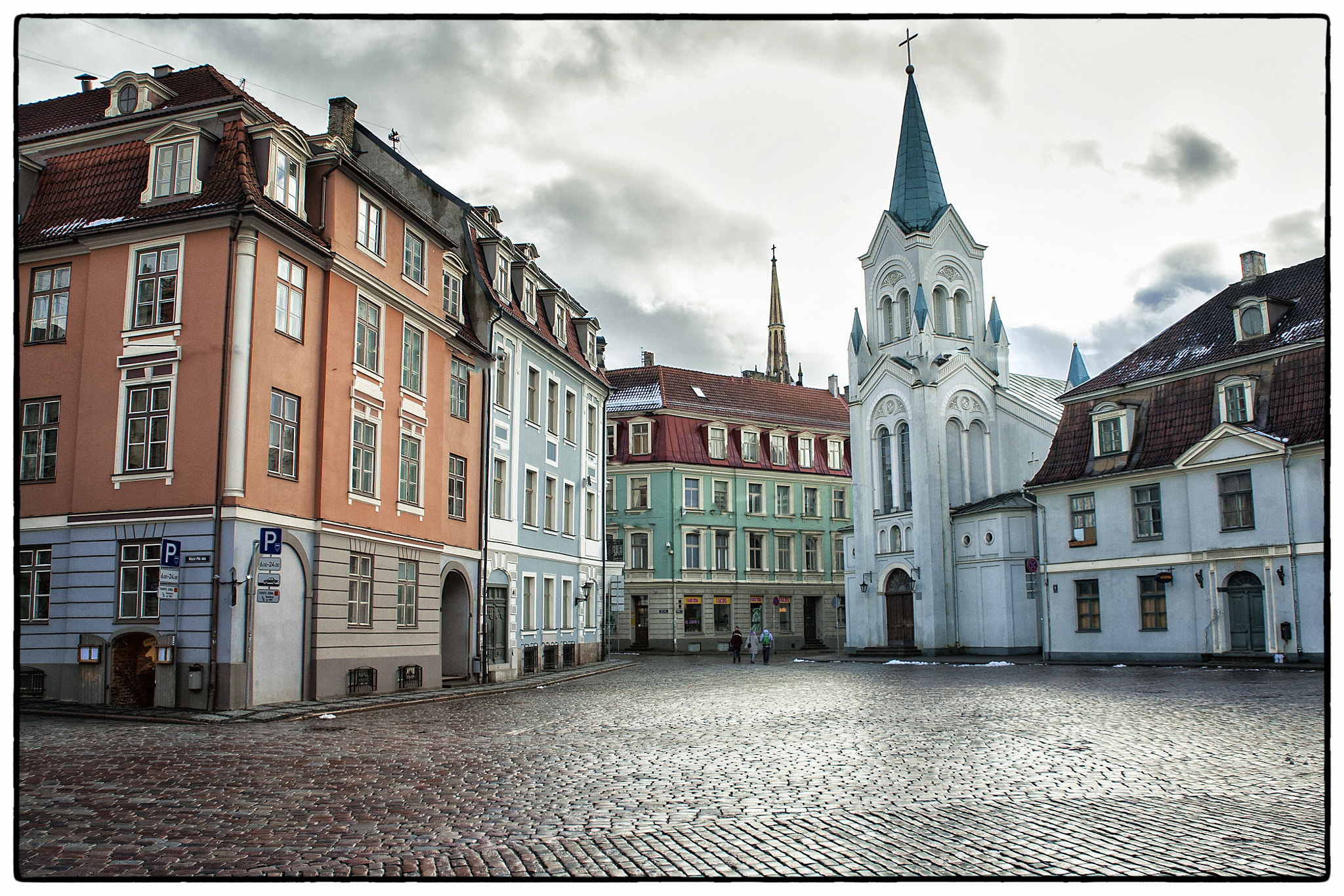 Canon EOS 5D + Canon EF 28-200mm F3.5-5.6 USM sample photo. Old riga photography