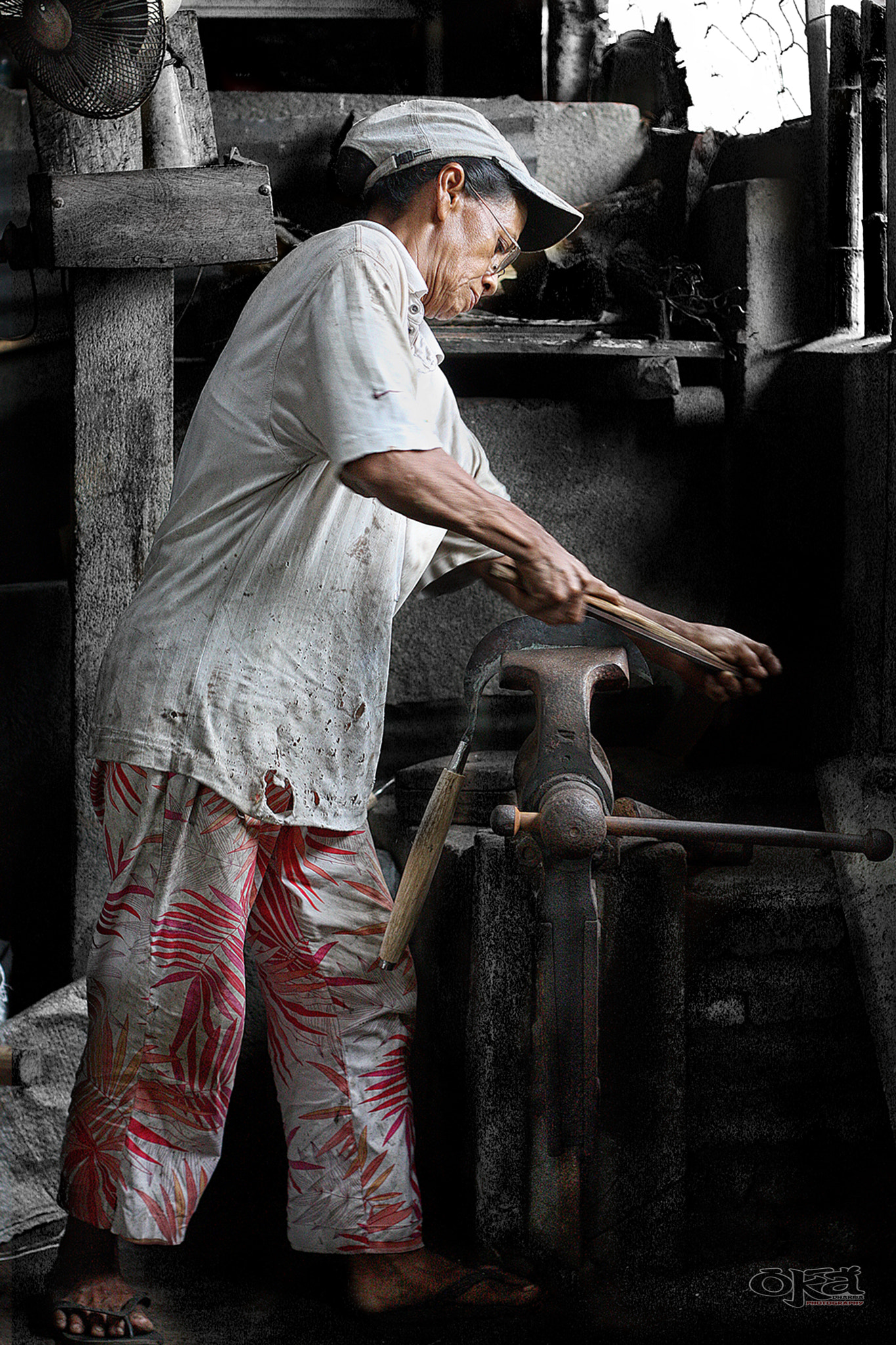 Canon EOS 450D (EOS Rebel XSi / EOS Kiss X2) + Canon EF 50mm F1.8 II sample photo. Blacksmith lady photography