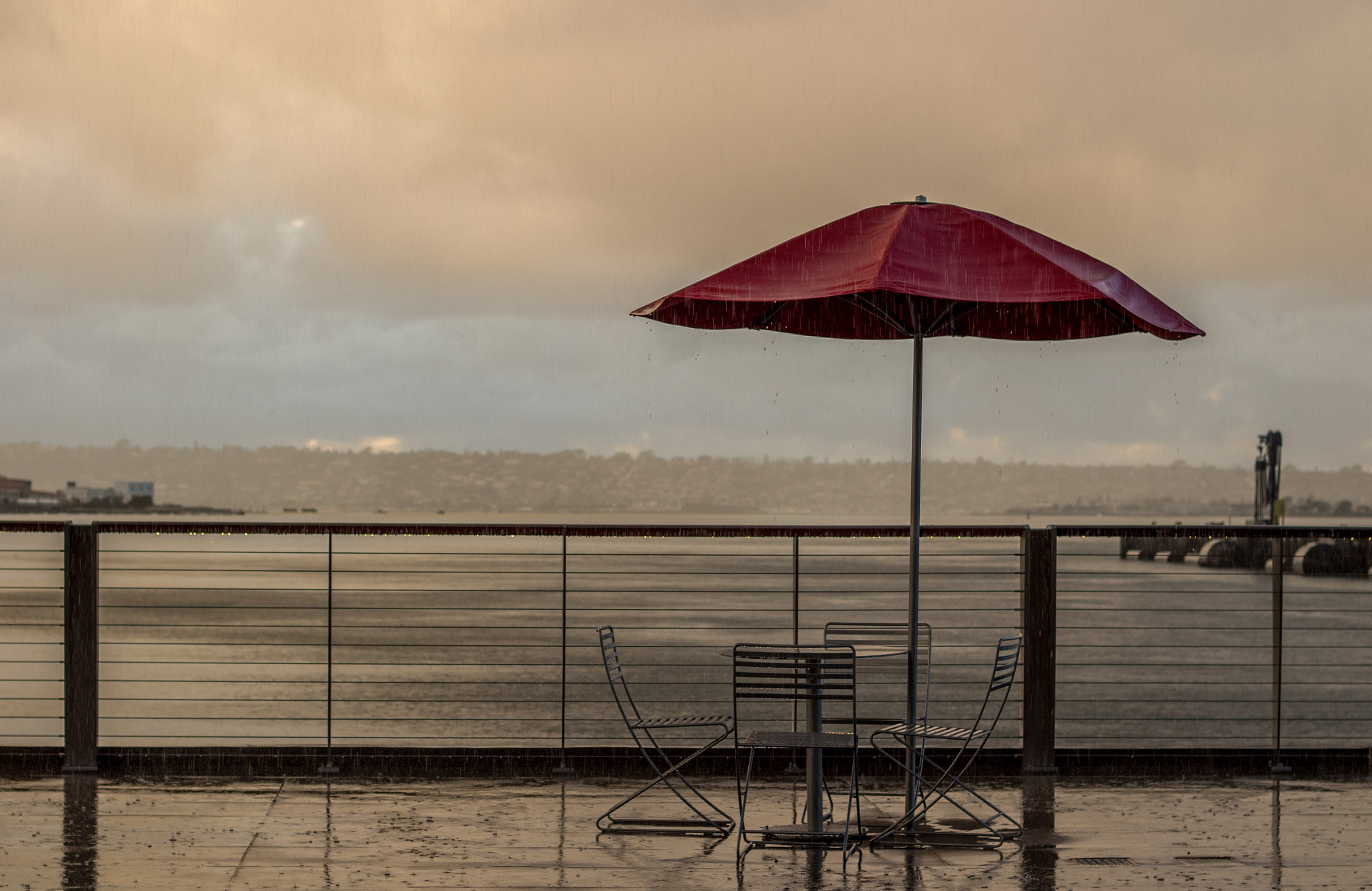 Canon EOS 1300D (EOS Rebel T6 / EOS Kiss X80) sample photo. Umbrella in the rainy sunset photography