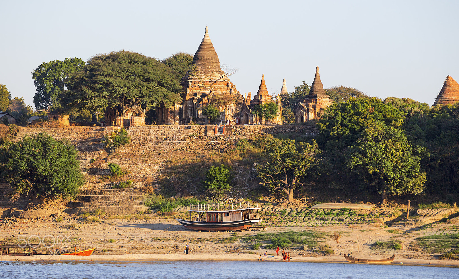 Canon EOS 6D + Tamron SP 35mm F1.8 Di VC USD sample photo. Boats and pagoda photography